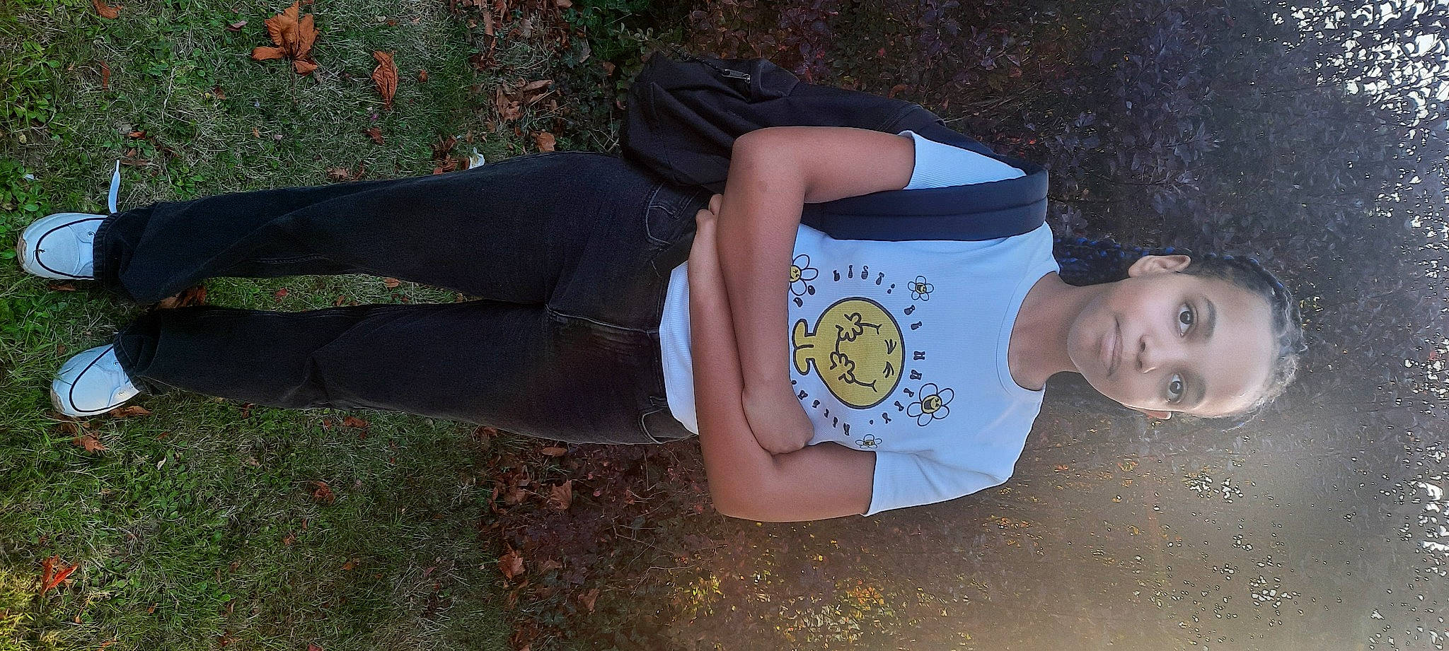 Angelina participe au concours pour gagner de l'argent avec cette photo : baby_toddler_clothing, elbow, fun, grass, happy, human_leg, joy, knee, leg, leisure, people_in_nature, person, plant, shadow, sitting, sleeve, soil, t_shirt, thigh, toddler