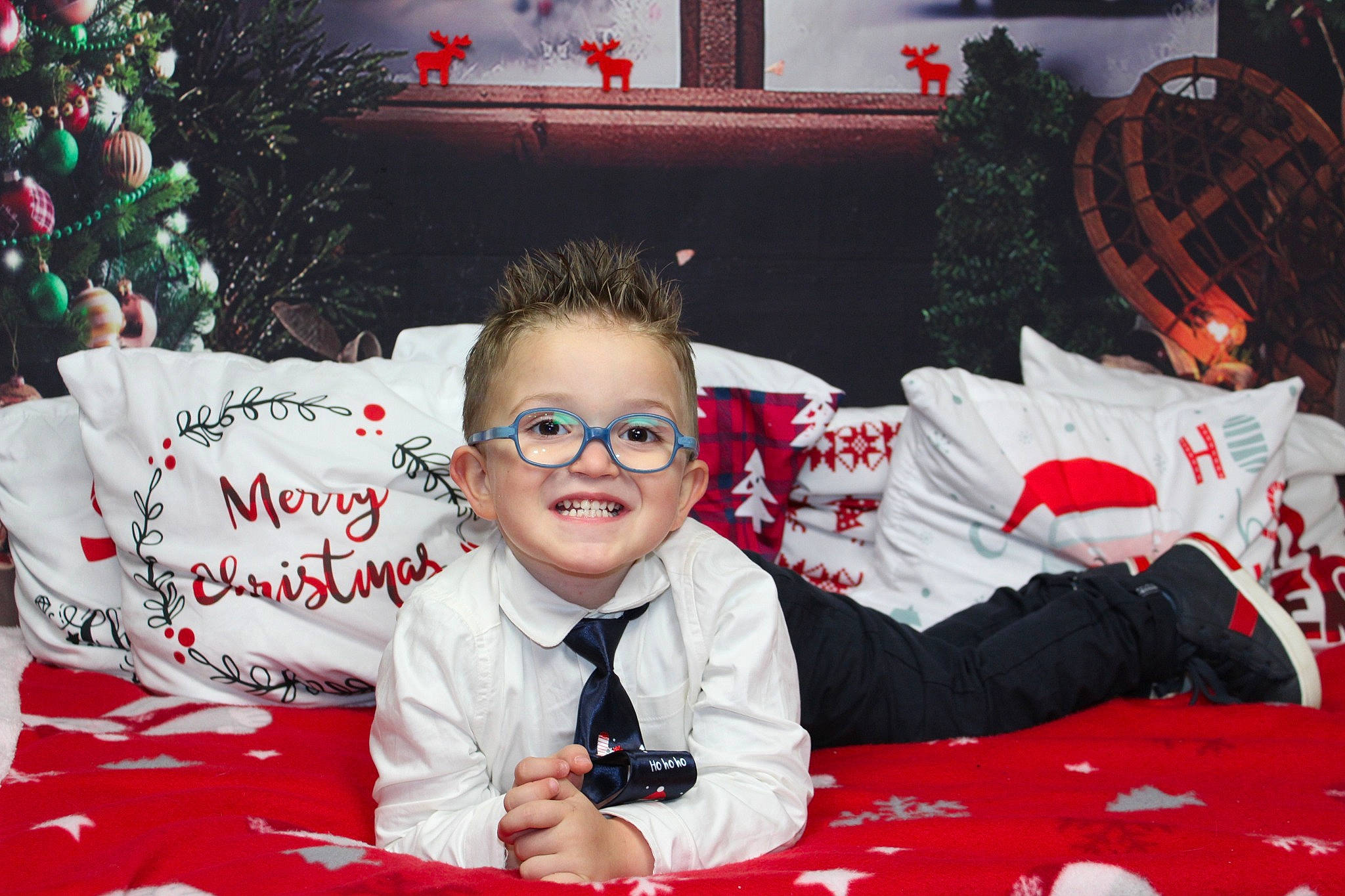 Juanito a rejoint le concours — aidez-le/la à gagner de superbes lots ! black, christmas, christmas_decoration, christmas_eve, christmas_ornament, christmas_tree, event, fun, glasses, happy, holiday, holiday_ornament, human_body, joy, lap, mammal, people, person, plant, red