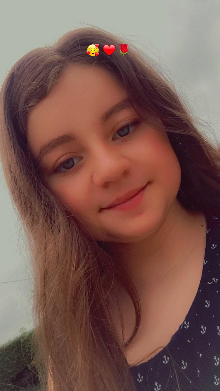 Ashley participe au concours pour gagner de l'argent avec cette photo : black_hair, cheek, chin, cool, eyebrow, eyelash, flash_photography, forehead, hair, happy, iris, jaw, joy, layered_hair, lip, long_hair, neck, nose, person, shoulder