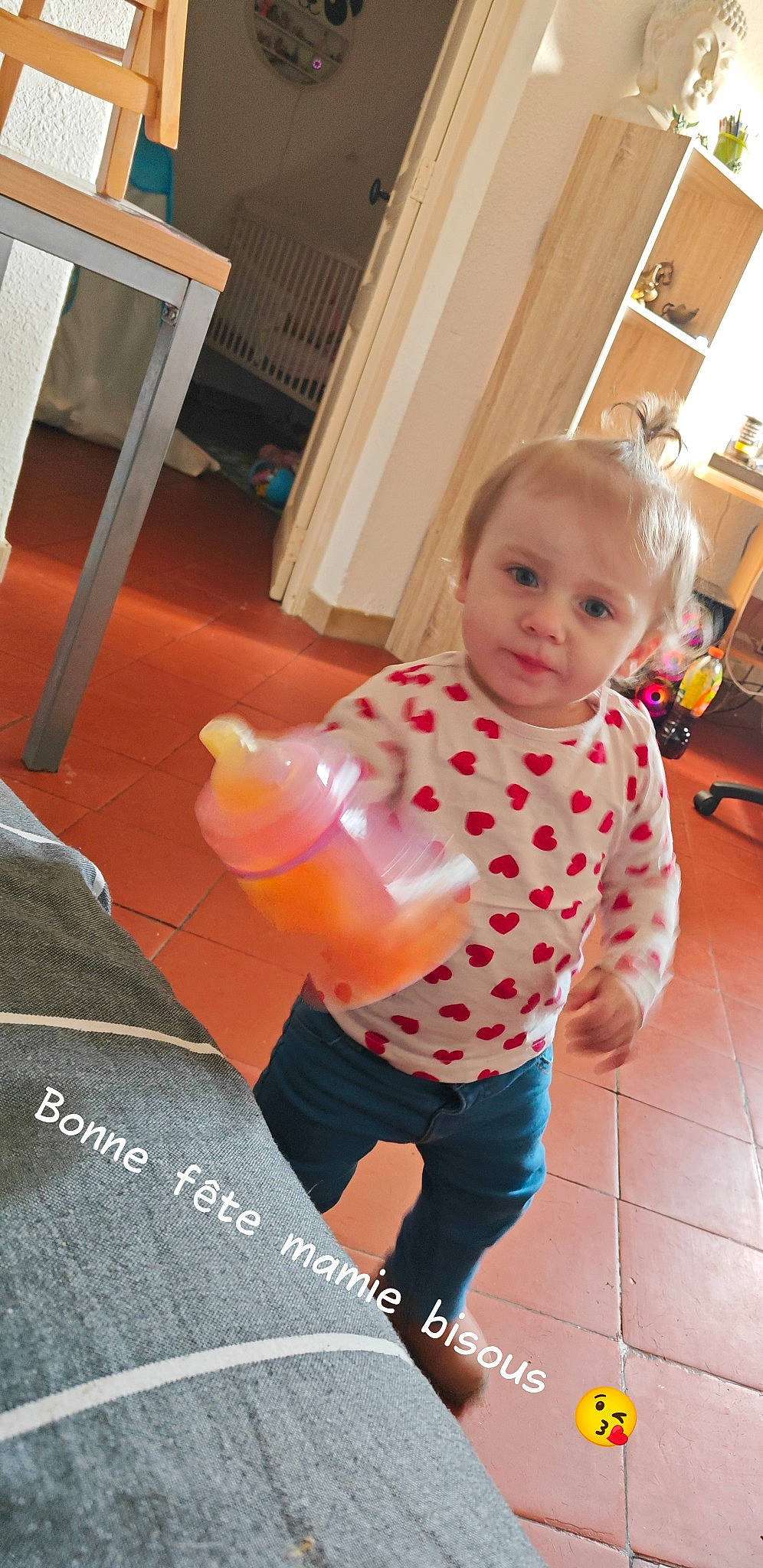 Andréa a rejoint le concours — aidez-le/la à gagner de superbes lots ! baby, baby_products, baby_toddler_clothing, child, drink, drinking, floor, flooring, fun, happy, hardwood, human_leg, leg, pattern, person, play, room, sitting, smile, toddler