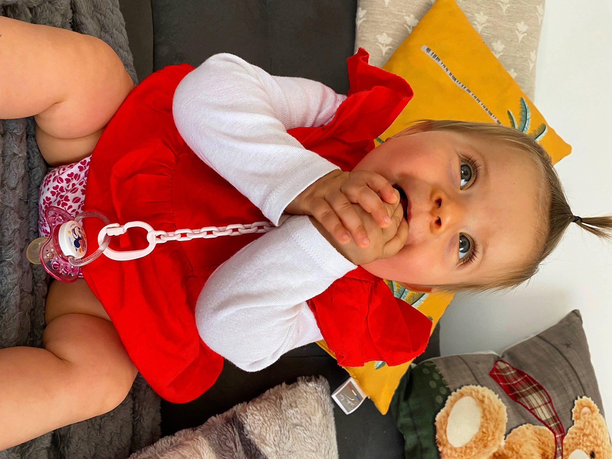 Joyce a rejoint le concours — aidez-le/la à gagner de superbes lots ! baby, baby_toddler_clothing, carmine, child, christmas_eve, costume_hat, elbow, event, fictional_character, finger_food, food, happy, hat, holiday, human_leg, person, sleeve, sock, tableware, thigh