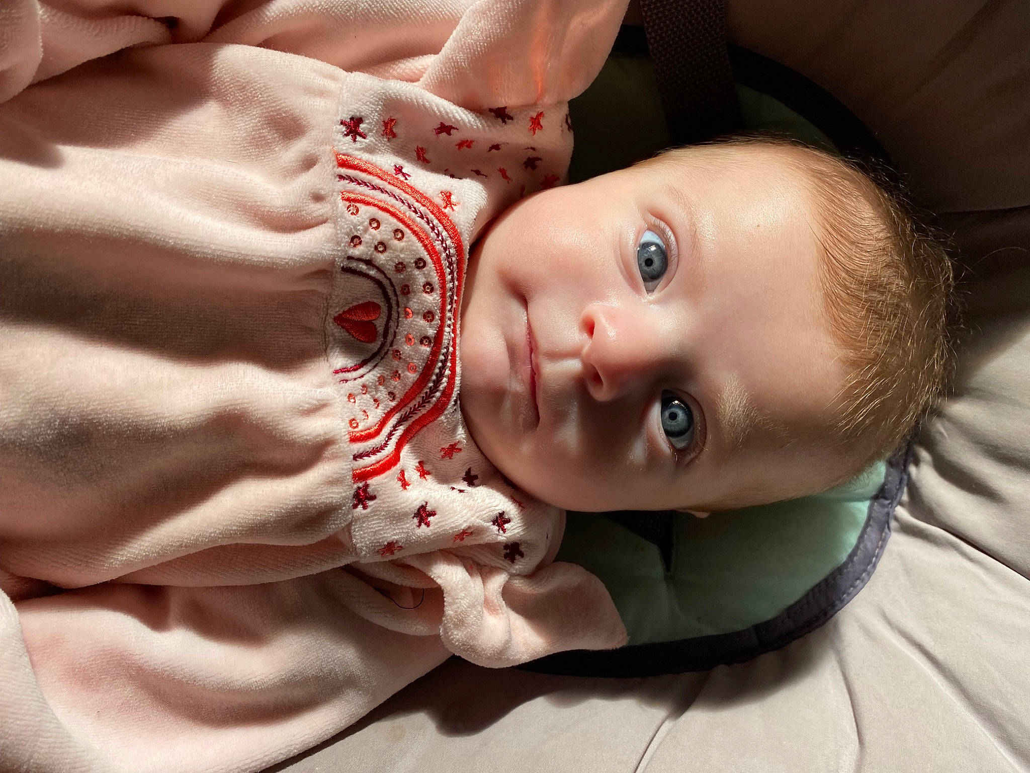 Joyce a rejoint le concours — aidez-le/la à gagner de superbes lots ! baby, baby_products, baby_toddler_clothing, cheek, chest, child, comfort, eyebrow, eyelash, flash_photography, fun, happy, iris, lip, mouth, nose, person, skin, sleeve, toddler