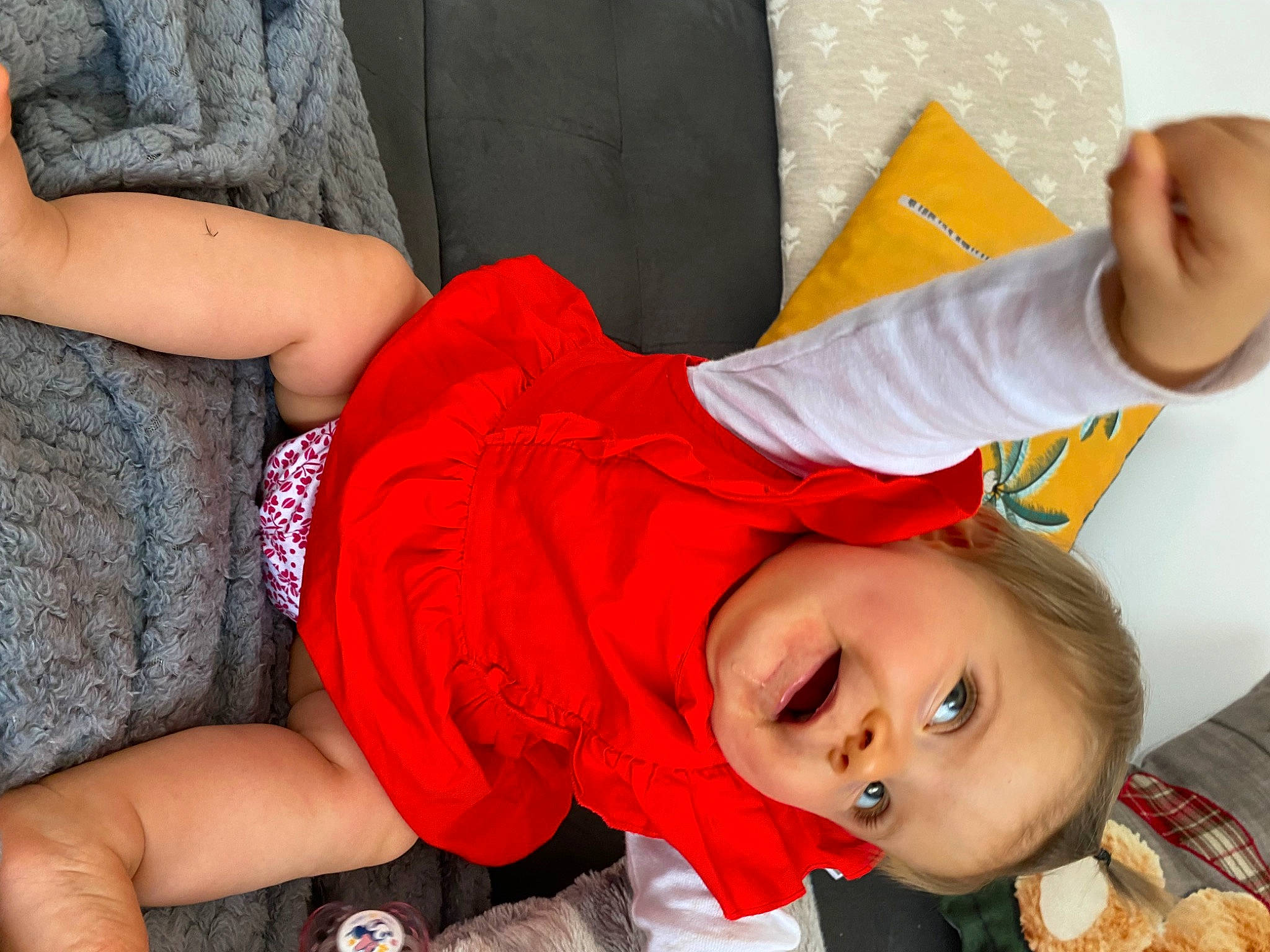 Joyce a rejoint le concours — aidez-le/la à gagner de superbes lots ! baby, baby_toddler_clothing, child, comfort, fun, gesture, happy, human_leg, leisure, mouth, nose, orange, people, person, red, room, skin, thigh, toddler, tree