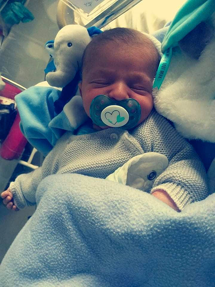 Kayzon a rejoint le concours — aidez-le/la à gagner de superbes lots ! baby, baby_products, baby_sleeping, baby_toddler_clothing, bedtime, child, cloud, comfort, cool, happy, head, human_body, linens, meteorological_phenomenon, mouth, nose, person, sitting, skin, thumb