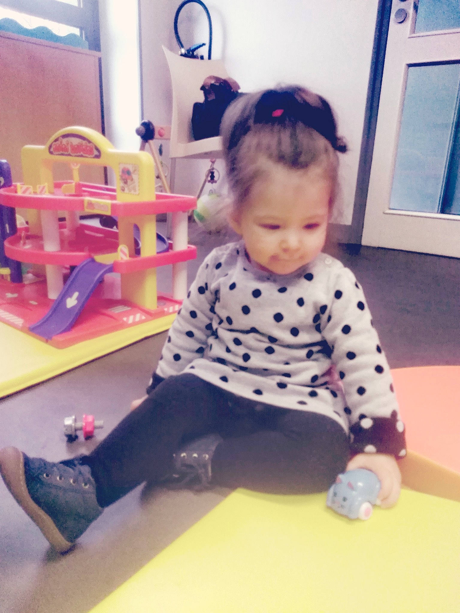 Kaïssy participe au concours pour gagner de l'argent avec cette photo : active_pants, baby_toddler_clothing, cool, floor, flooring, hair, hairstyle, happy, joint, knee, leg, person, pink, purple, shoe, shoulder, sleeve, sportswear, standing, thigh