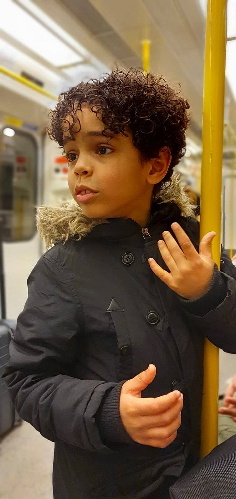 Bilel a rejoint le concours — aidez-le/la à gagner de superbes lots ! black_hair, gesture, person