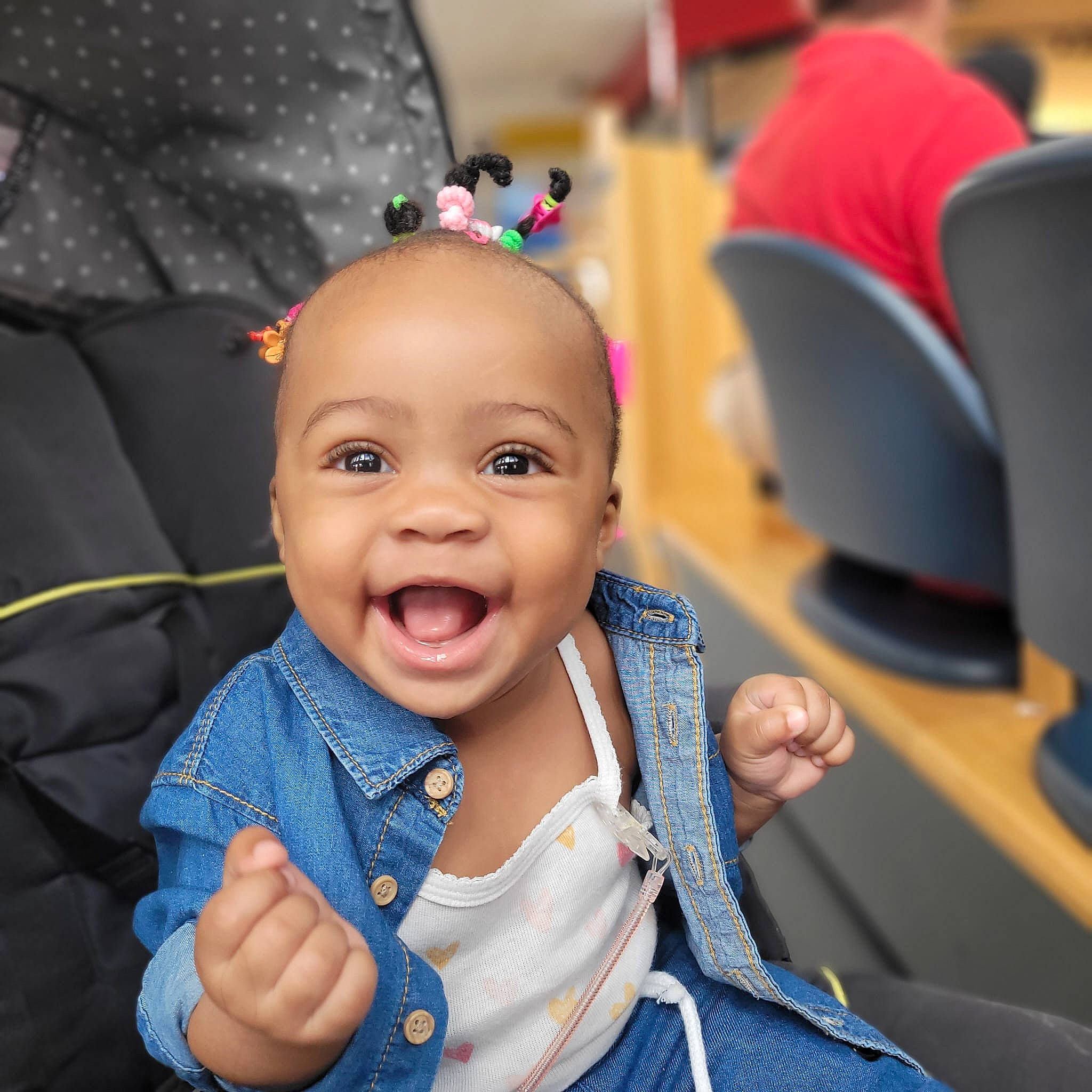 Monica participe au concours pour gagner de l'argent avec cette photo : arm, baby, baby_products, baby_toddler_clothing, chair, cheek, child, event, fashion_accessory, finger, fun, gesture, happy, jewellery, person, sitting, skin, sleeve, smile, thumb