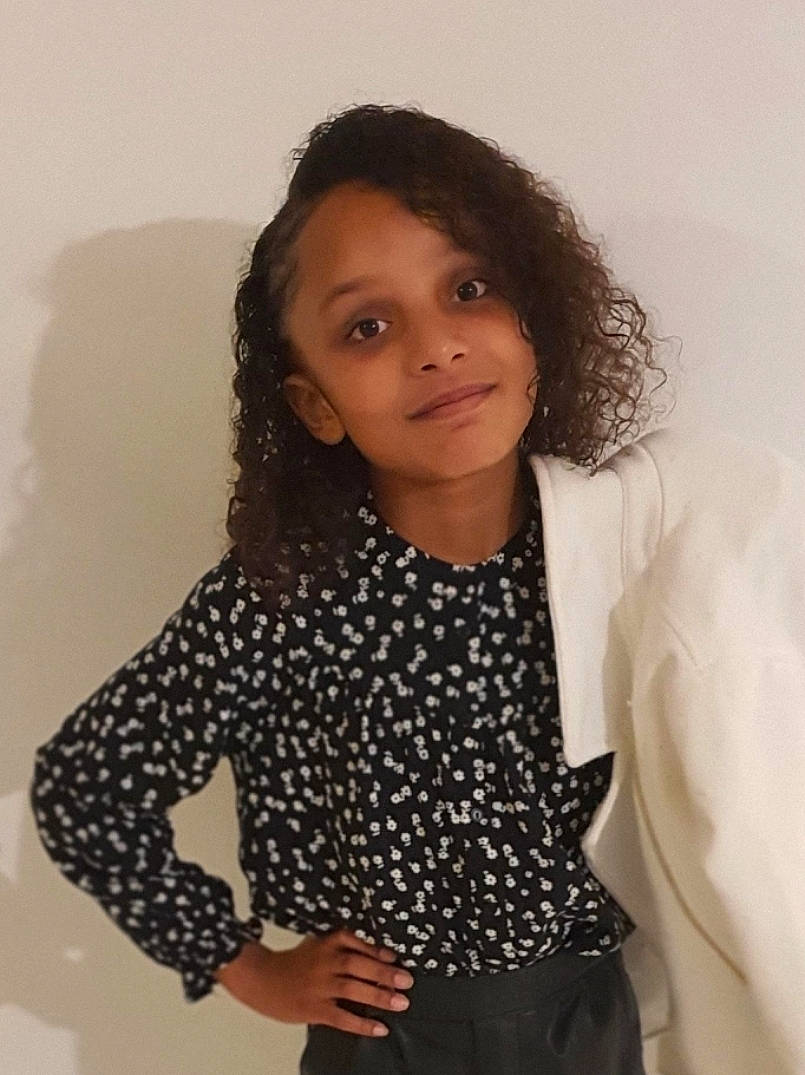 Cassie participe au concours pour gagner de l'argent avec cette photo : arm, black_hair, blazer, button, collar, dress_shirt, elbow, eyebrow, facial_expression, fashion_design, formal_wear, gesture, hair, joy, lip, long_hair, neck, pattern, person, shoulder