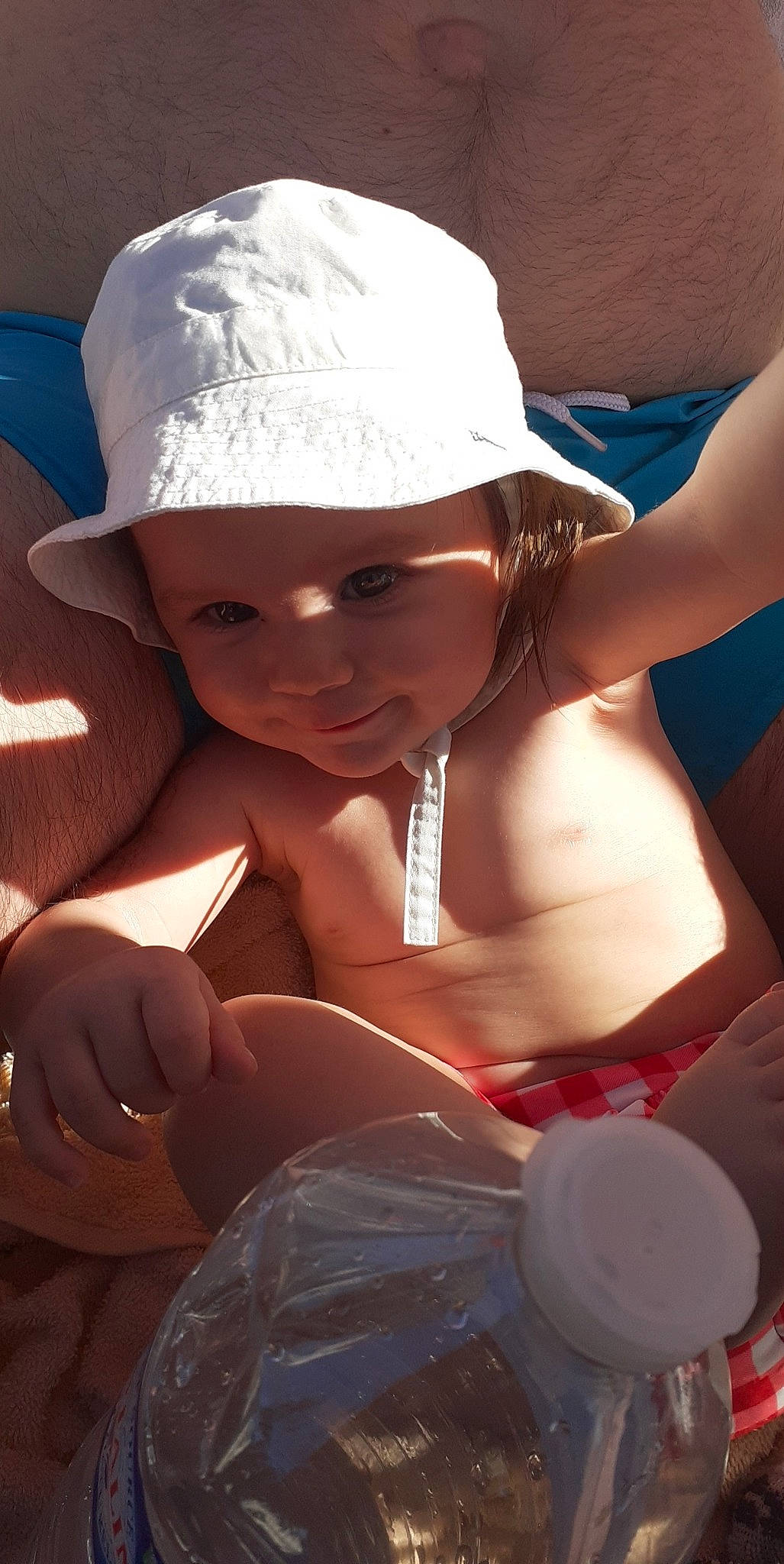 Mya a rejoint le concours — aidez-le/la à gagner de superbes lots ! azure, baby, cap, face, facial_expression, flash_photography, fun, happy, hat, headgear, headwear, light, lip, muscle, person, skin, smile, sun_hat, sunlight, thigh