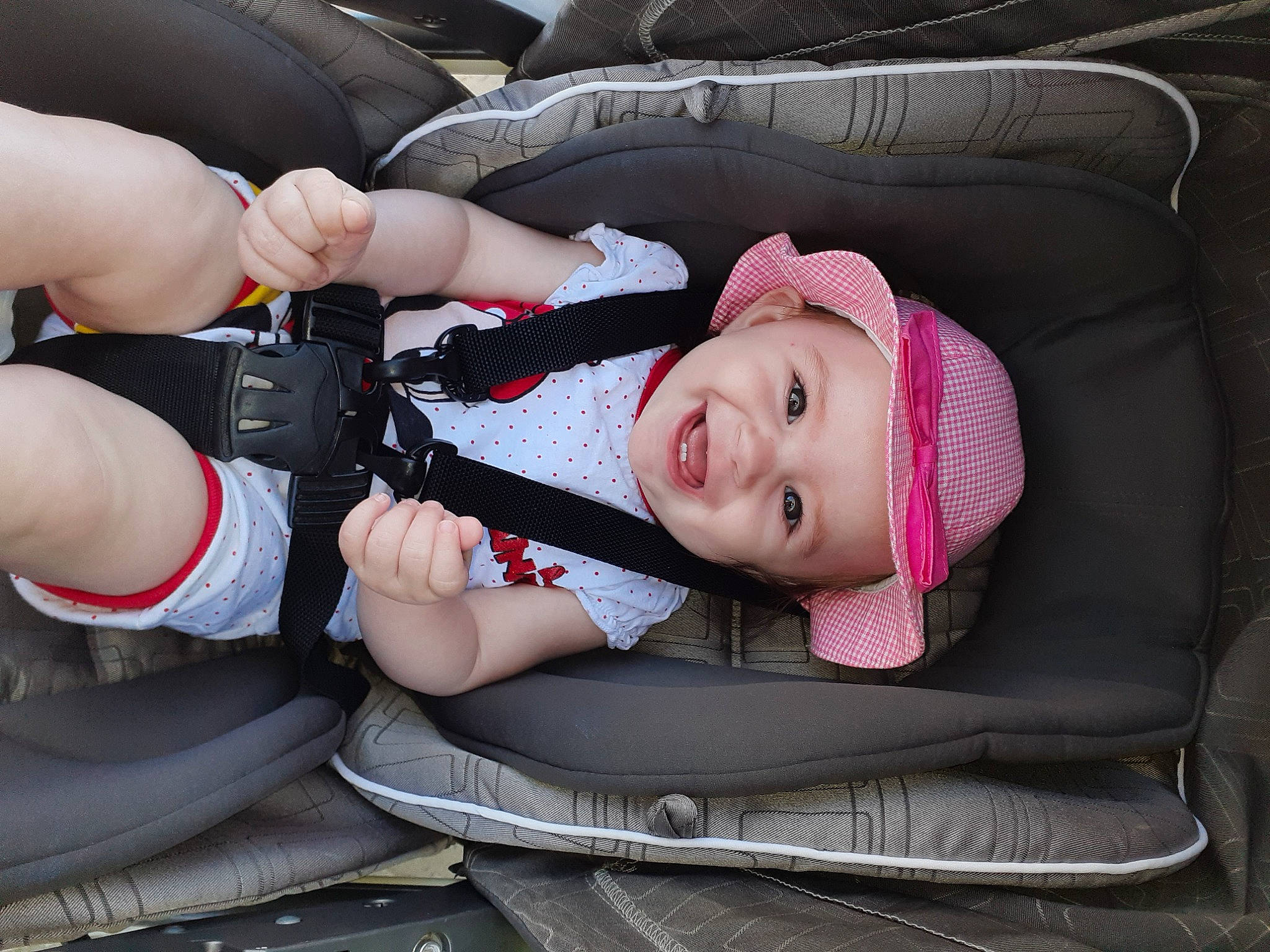 Mya a rejoint le concours — aidez-le/la à gagner de superbes lots ! auto_part, baby, baby_carriage, baby_in_car_seat, baby_products, baby_toddler_clothing, car_seat, child, comfort, headwear, human_body, human_leg, joy, knee, lap, motor_vehicle, person, product, seat_belt, smile