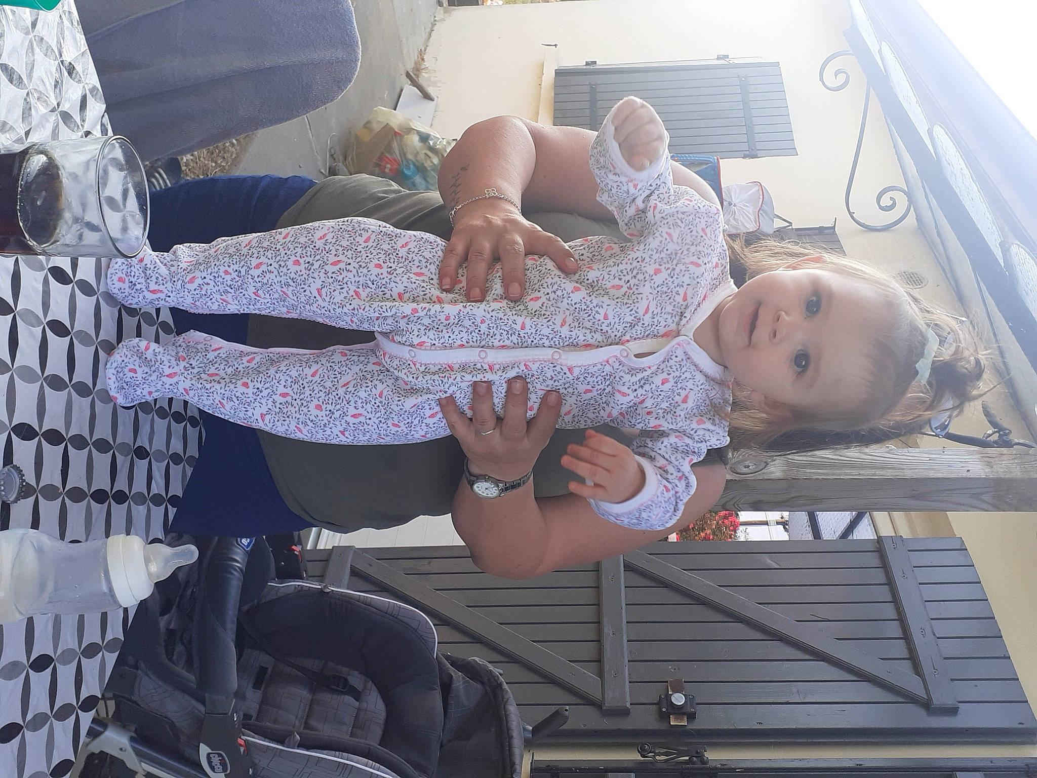 Mya participe au concours pour gagner de l'argent avec cette photo : baby_products, chair, child, comfort, computer_keyboard, fun, hat, leisure, person, room, sitting, toddler, travel, vacation, vehicle_door