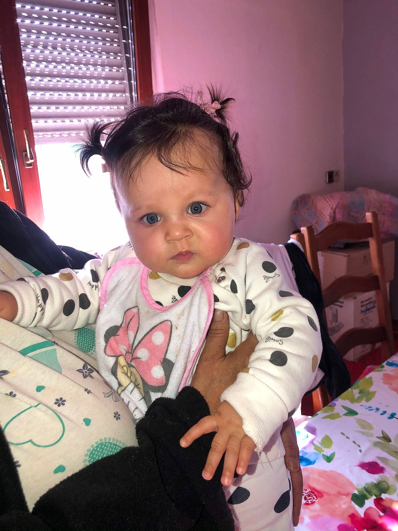 Valentina a rejoint le concours — aidez-le/la à gagner de superbes lots ! baby, baby_toddler_clothing, bed_sheet, child, eye, linens, person, pink, toddler, window_blind, window_covering