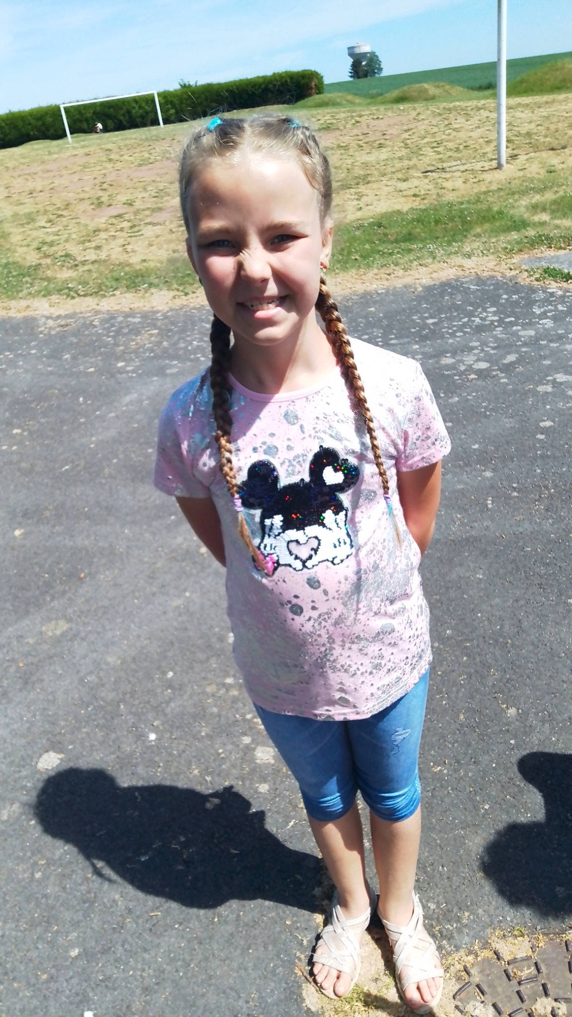 Célya a rejoint le concours — aidez-le/la à gagner de superbes lots ! asphalt, child, electric_blue, eyewear, fun, grass, hair, happy, jewellery, joy, leisure, necklace, pattern, person, pink, recreation, sleeve, smile, sportswear, street_fashion