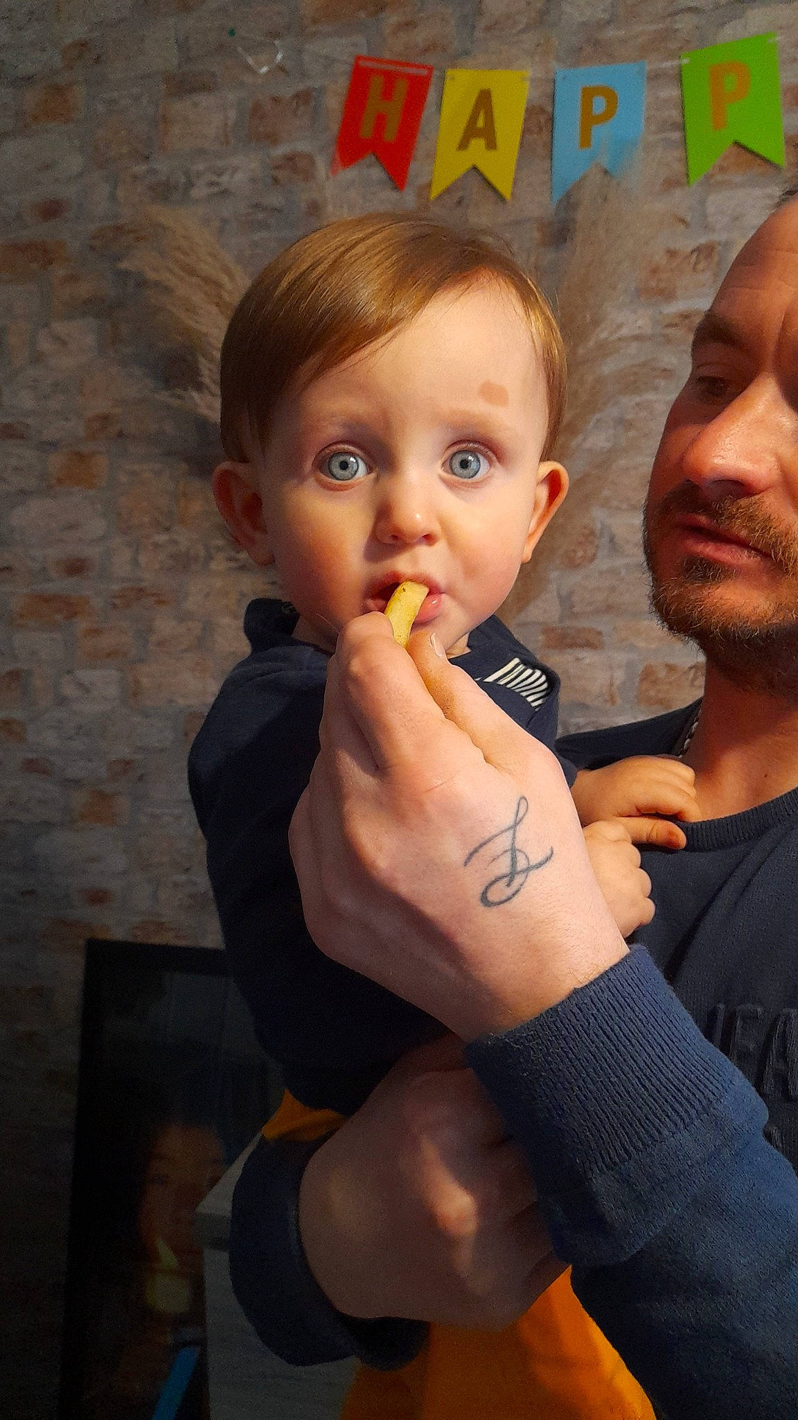 Maylan participe au concours pour gagner de l'argent avec cette photo : art, baby, cheek, child, chin, eye, eyelash, finger, fun, gesture, hair, happy, lip, moustache, mouth, nail, nose, person, surprise, t_shirt