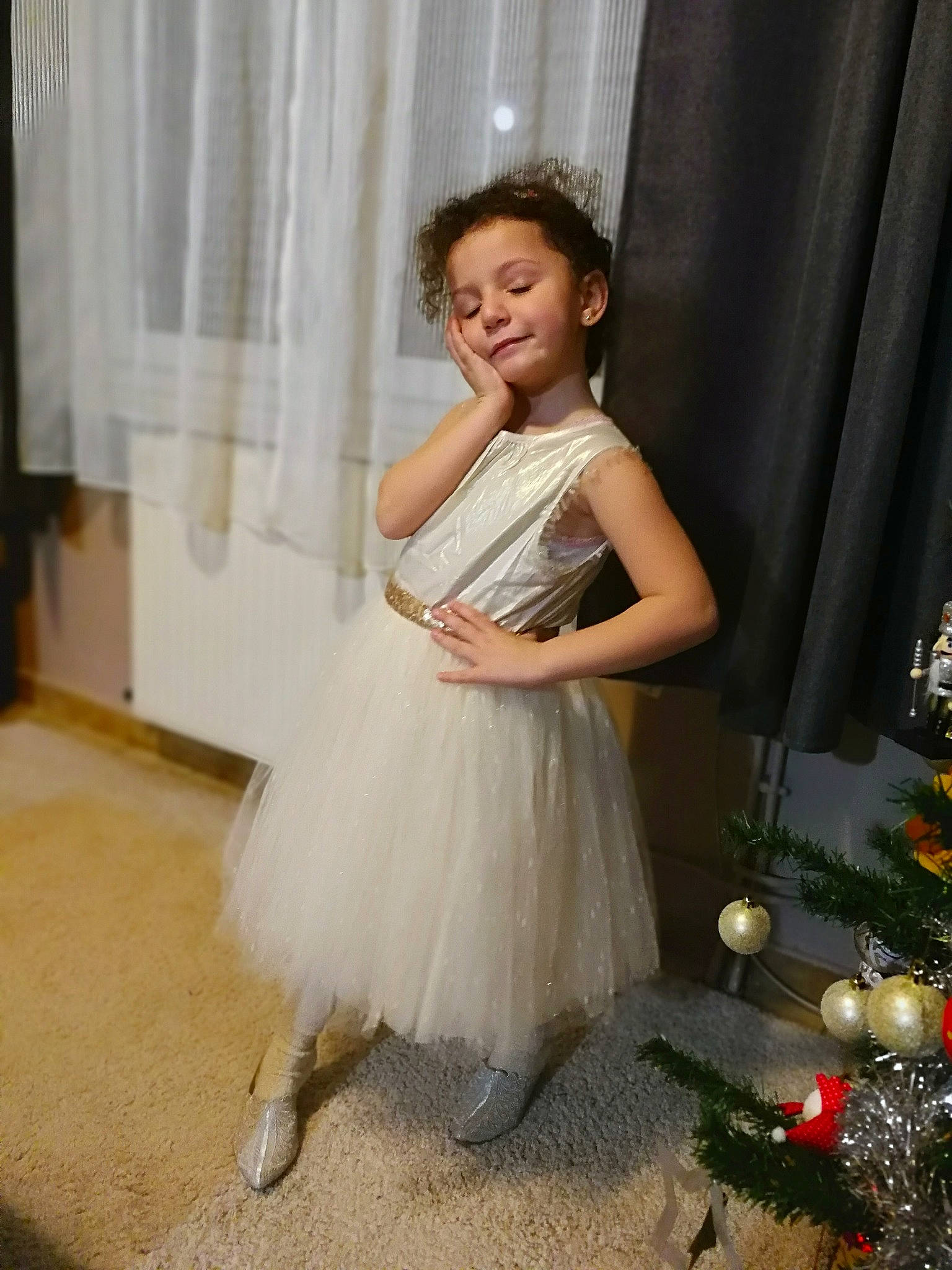 Lina a rejoint le concours — aidez-le/la à gagner de superbes lots ! baby_toddler_clothing, child_model, christmas, christmas_decoration, christmas_ornament, curtain, day_dress, dress, embellishment, floor, flooring, hair_accessory, holiday, interior_design, one_piece_garment, ornament, person, textile, wedding_dress, window_treatment