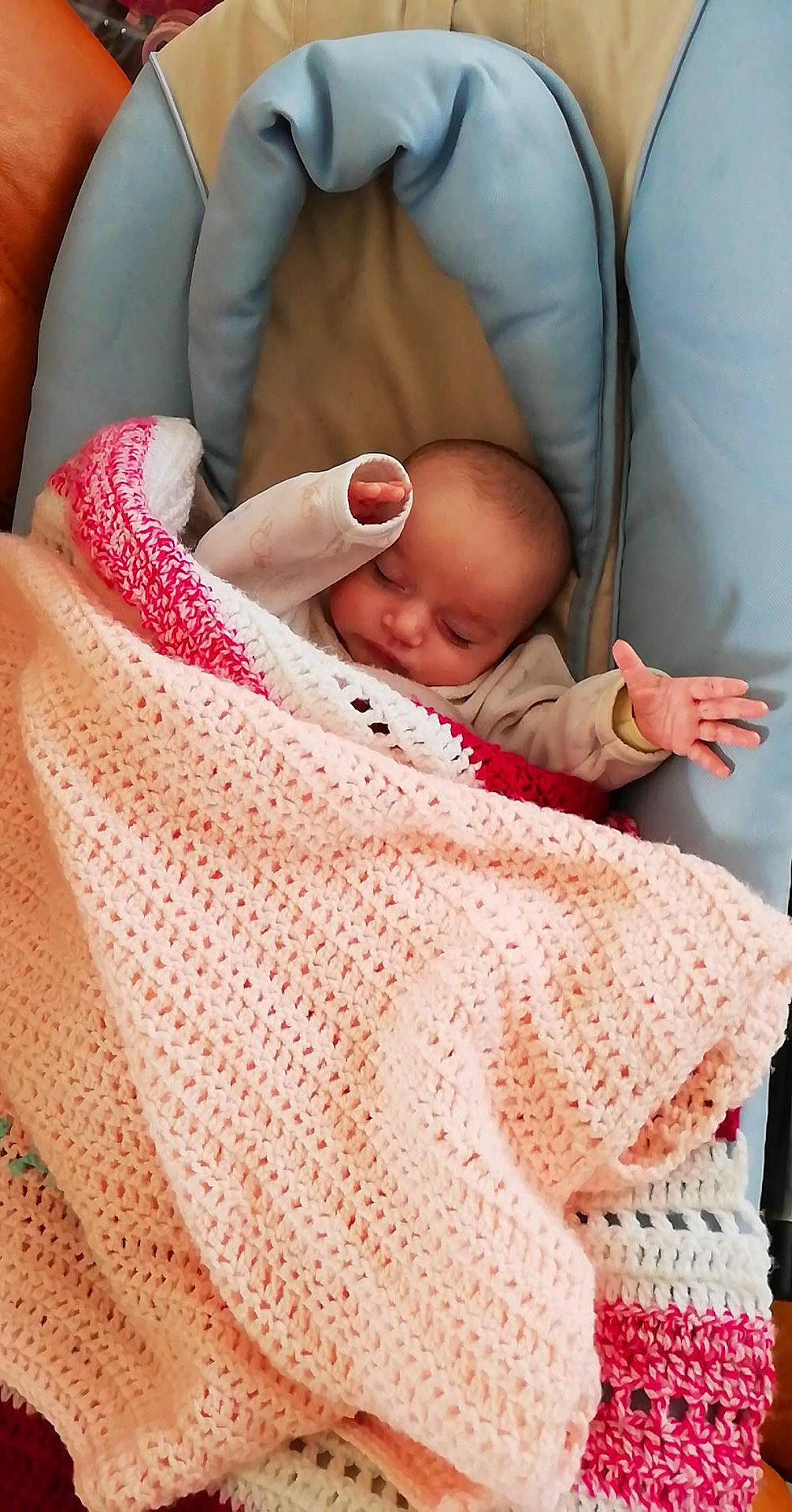 Louane participe au concours pour gagner de l'argent avec cette photo : art, baby, birth, blanket, child, craft, crochet, knitting, linens, outerwear, pattern, person, pink, skin, sleep, textile, toddler, wool