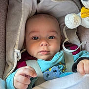 Ezio a rejoint le concours — aidez-le/la à gagner de superbes lots ! baby, blanket, blue_eyes, car_seat, child, close_up, cozy, cute, drool, face, hand, hood, indoors, infant, pacifier, portrait, seat_padding, sleeve, soft_toys, straps