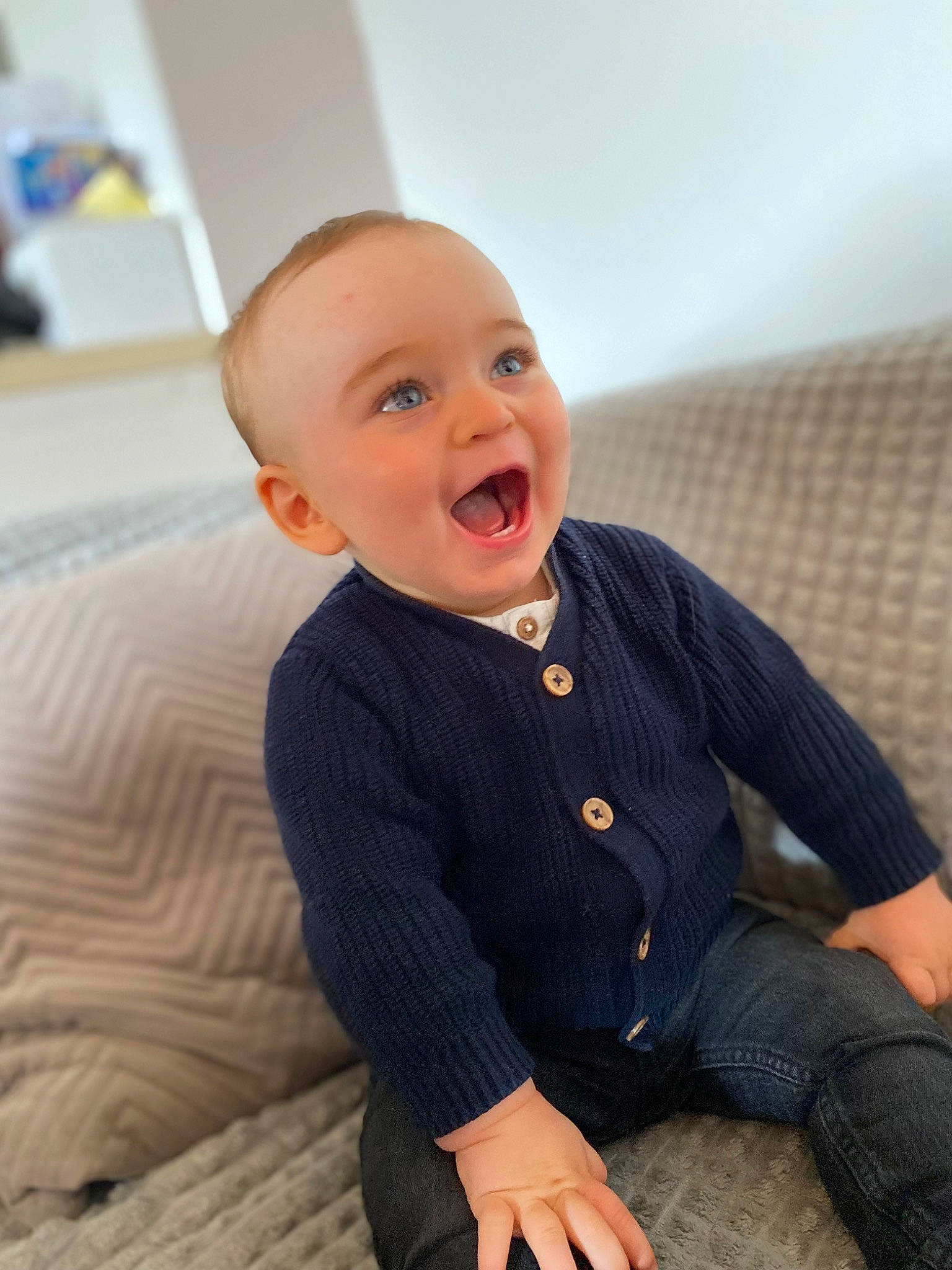 Kaïs a rejoint le concours — aidez-le/la à gagner de superbes lots ! baby, baby_toddler_clothing, blazer, cheek, child, collar, comfort, eye, flooring, fun, happy, human_body, knee, mouth, nose, person, sitting, skin, sleeve, smile