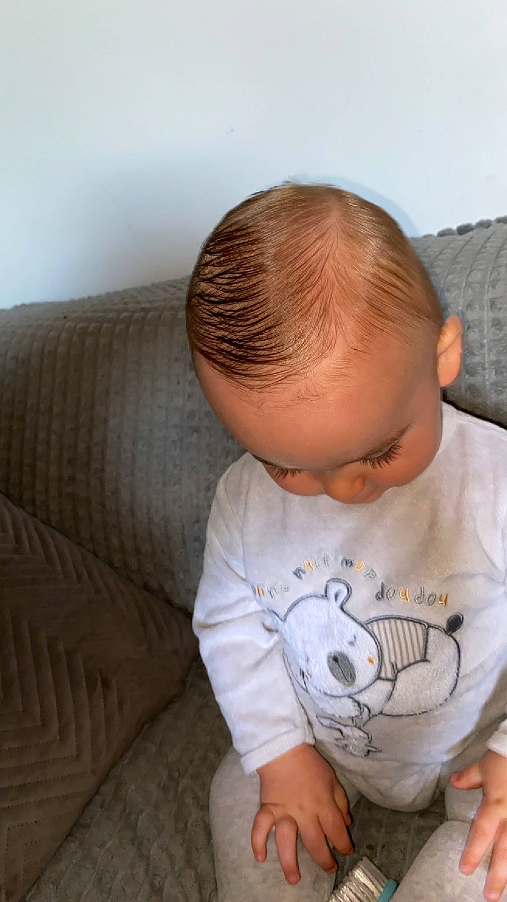 Kaïs a rejoint le concours — aidez-le/la à gagner de superbes lots ! arm, baby, baby_toddler_clothing, cheek, chin, comfort, couch, elbow, eye, face, head, human_body, leg, mouth, neck, nose, person, skin, sleeve, t_shirt