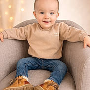 Keylan a rejoint le concours — aidez-le/la à gagner de superbes lots ! armchair, baby, blue_eyes, bokeh, boots, chair, child, cozy, cute, fair_skin, footwear, happy, indoor, jeans, lights, portrait, sitting, smiling, sweater, toddler