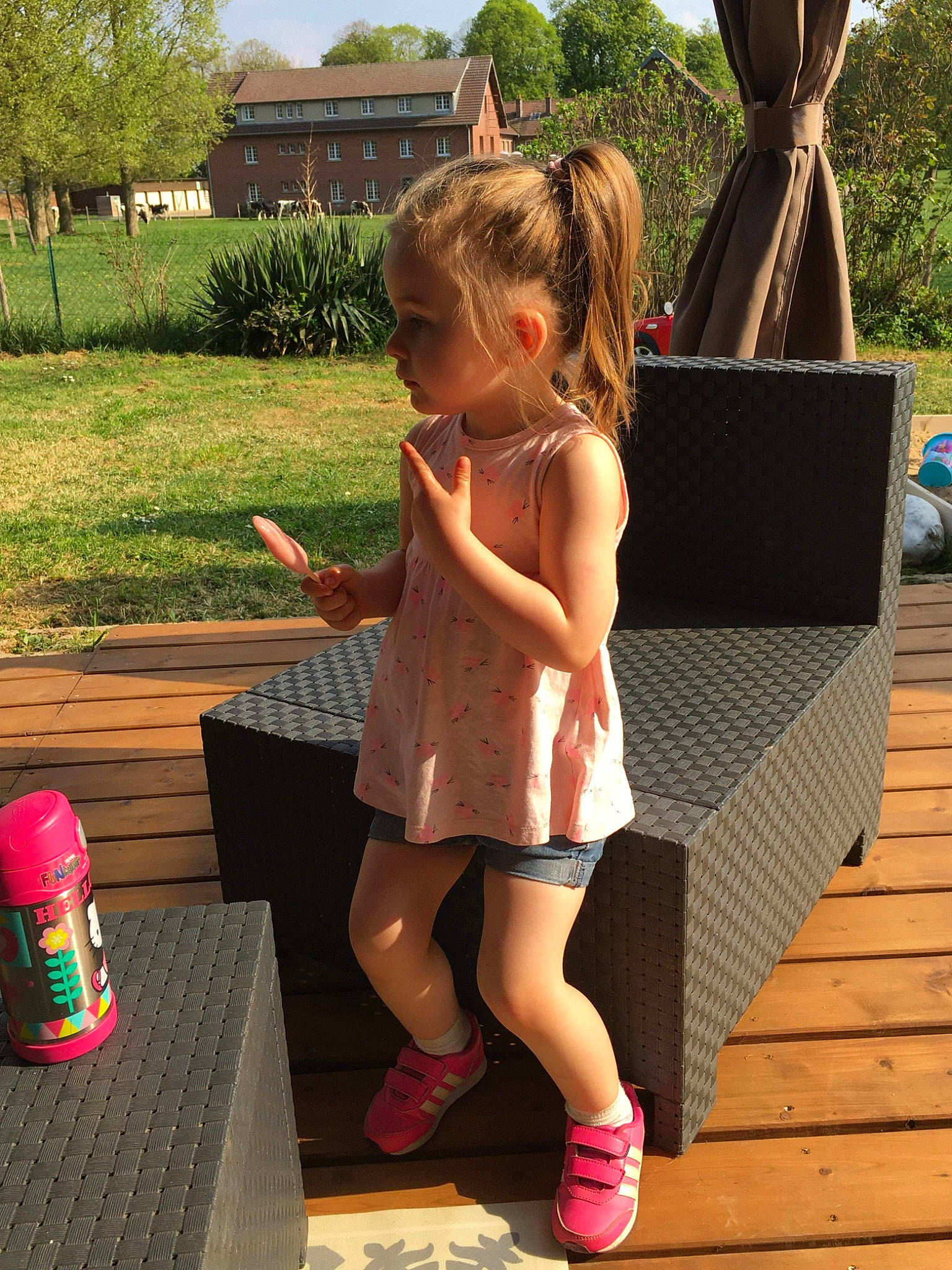 Pauline participe au concours pour gagner de l'argent avec cette photo : child, child_model, dress, footwear, human_leg, leg, person, pink, play, shoe, shorts, sitting, style, summer, table, toddler, vacation