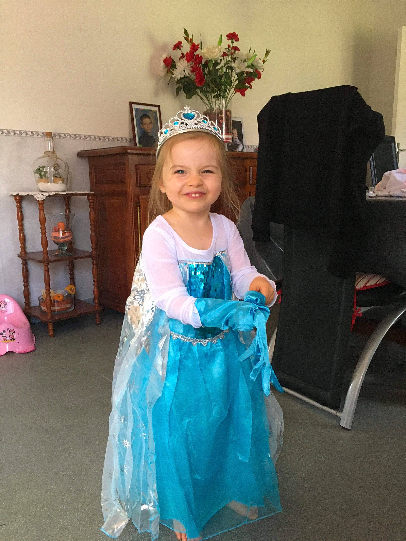 Pauline participe au concours pour gagner de l'argent avec cette photo : chair, child, clothing, costume, dress, event, formal_wear, gown, joy, person, smile, technology, toddler