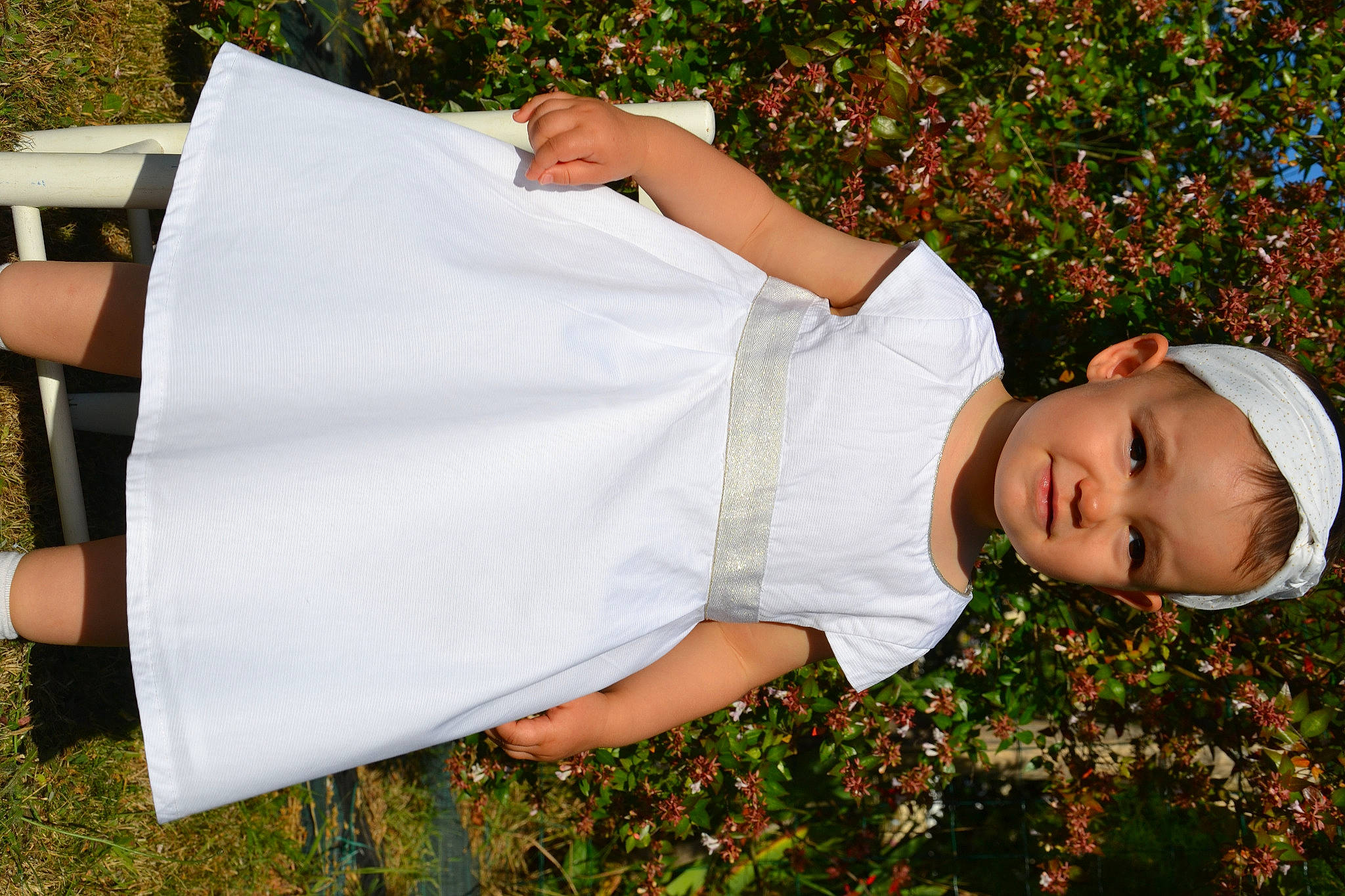 Maëlys participe au concours pour gagner de l'argent avec cette photo : baby, child, grass, happy, person, photography, plant, tree