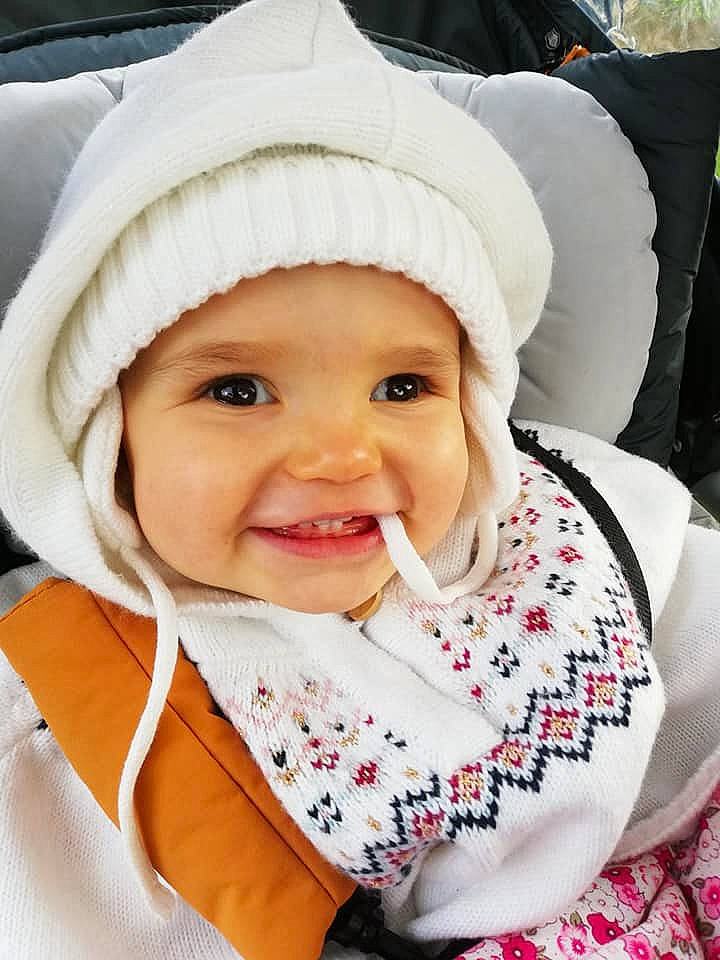 Maëlys a rejoint le concours — aidez-le/la à gagner de superbes lots ! baby, bonnet, cheek, child, face, head, headgear, headwear, joy, person, smile, toddler