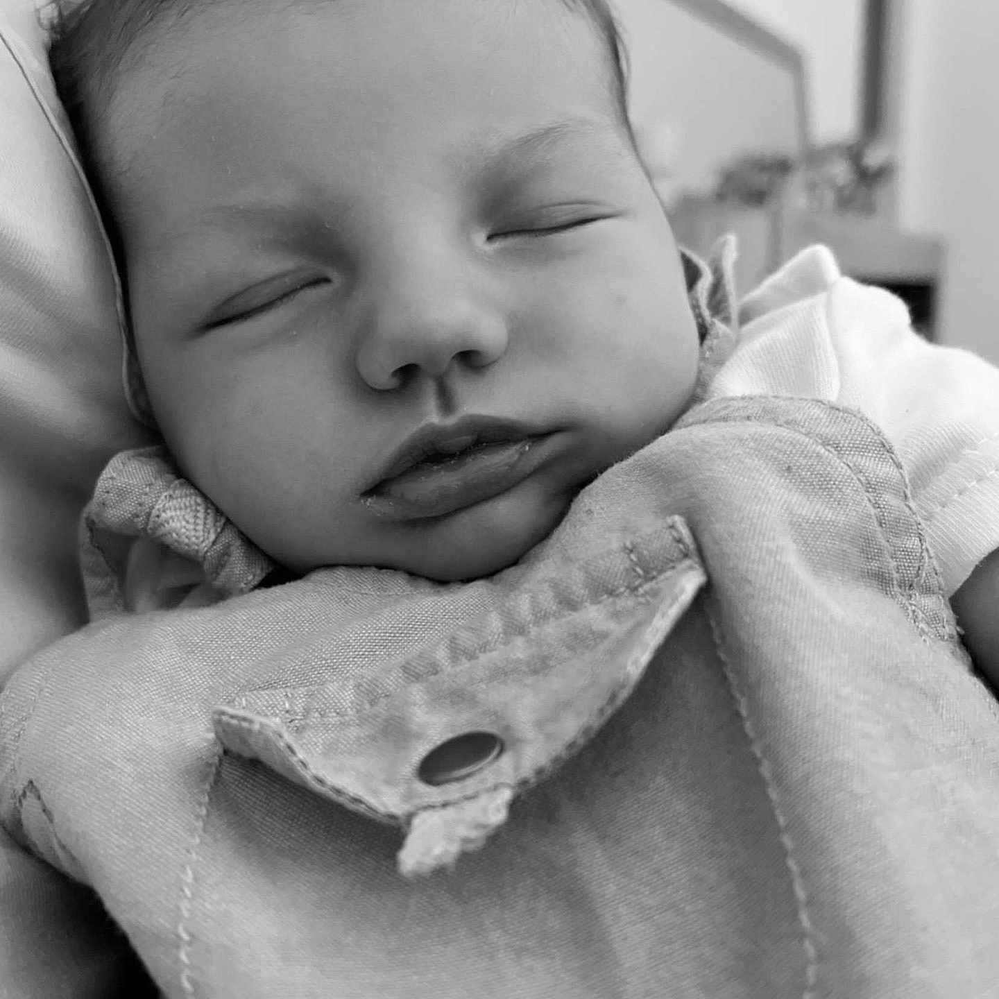 ïsaãc Demanne participe au concours pour gagner de l'argent avec cette photo : baby, black_and_white, button, calm, child, close_up, clothing, cute, fabric, face, head, indoors, infant, newborn, peaceful, portrait, resting, skin, sleeping, soft
