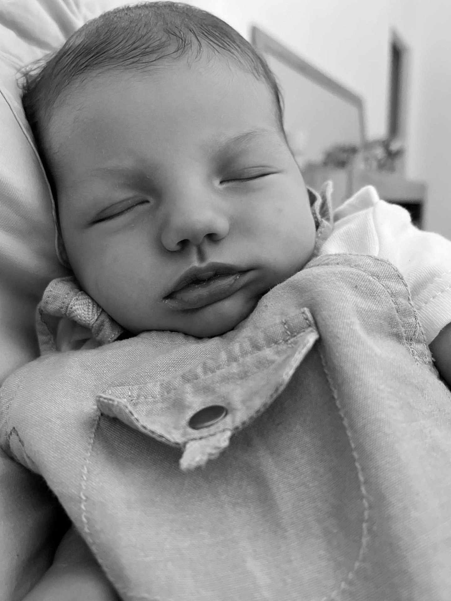 ïsaãc Demanne participe au concours pour gagner de l'argent avec cette photo : baby, sleeping, infant, black_and_white, close_up, face, newborn, soft, fabric, button, peaceful, portrait, child, cute, resting, indoors, clothing, calm, head, skin