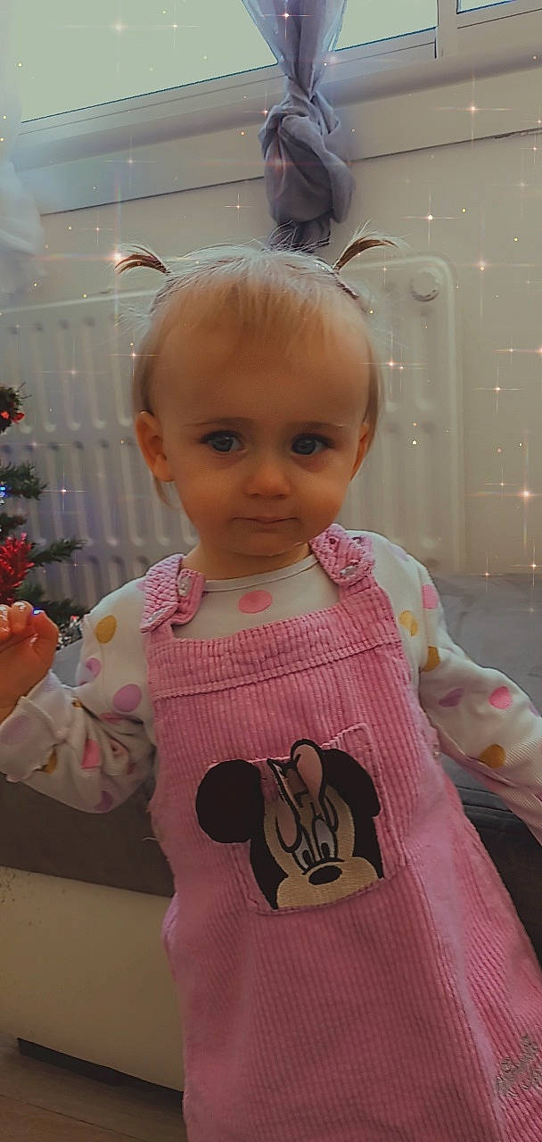 Soline participe au concours pour gagner de l'argent avec cette photo : baby, baby_products, baby_toddler_clothing, bathing, cheek, child, dress_shirt, eyelash, head, pattern, peach, person, pink, product, sleeve, t_shirt, toddler