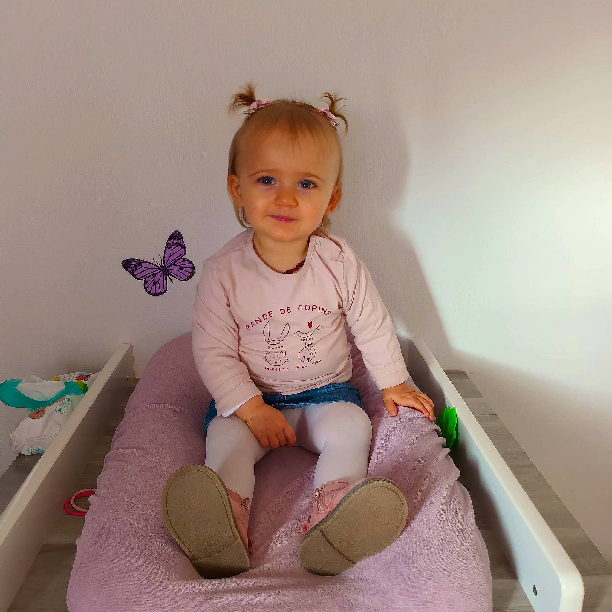 Soline a rejoint le concours — aidez-le/la à gagner de superbes lots ! baby, baby_toddler_clothing, butterfly, child, comfort, human_leg, insect, joy, knee, leg, moths_and_butterflies, person, pink, pollinator, shorts, skin, sleeve, smile, sock, t_shirt