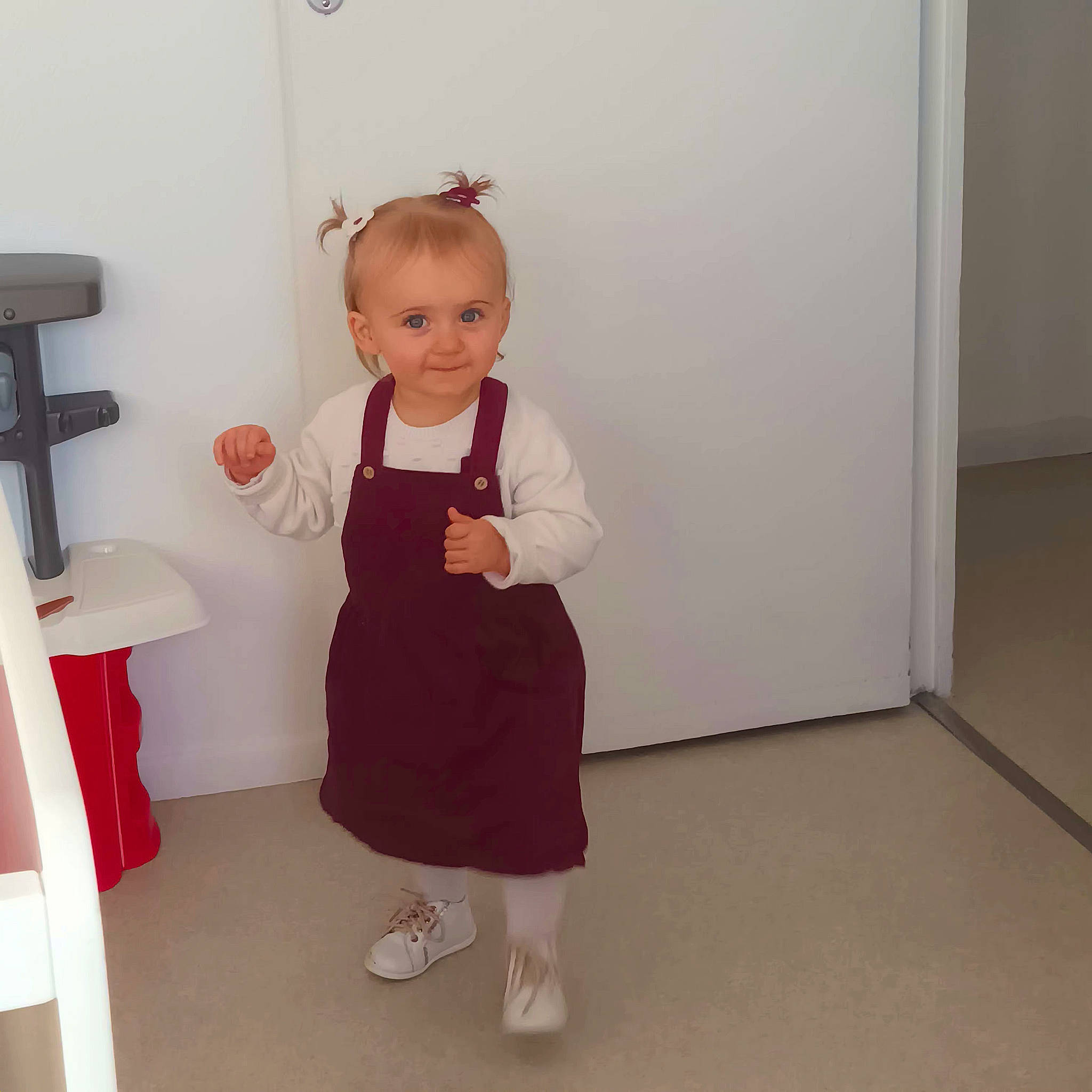 Soline participe au concours pour gagner de l'argent avec cette photo : baby_toddler_clothing, child, event, flooring, happy, joy, magenta, pattern, person, room, shoulder, sleeve, smile, standing, toddler
