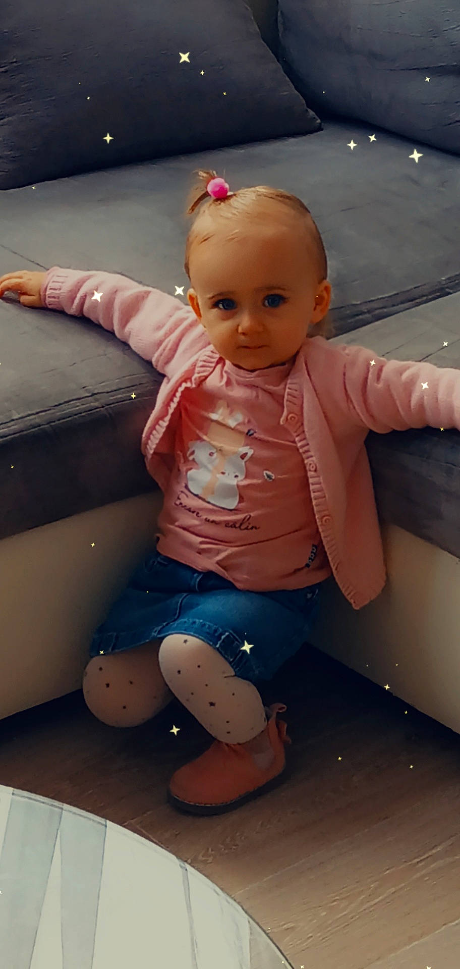 Soline participe au concours pour gagner de l'argent avec cette photo : cheek, child, chin, doll, fun, hairstyle, happy, head, human_body, joint, leg, lip, mouth, person, pink, skin, standing, thigh, thumb, toddler