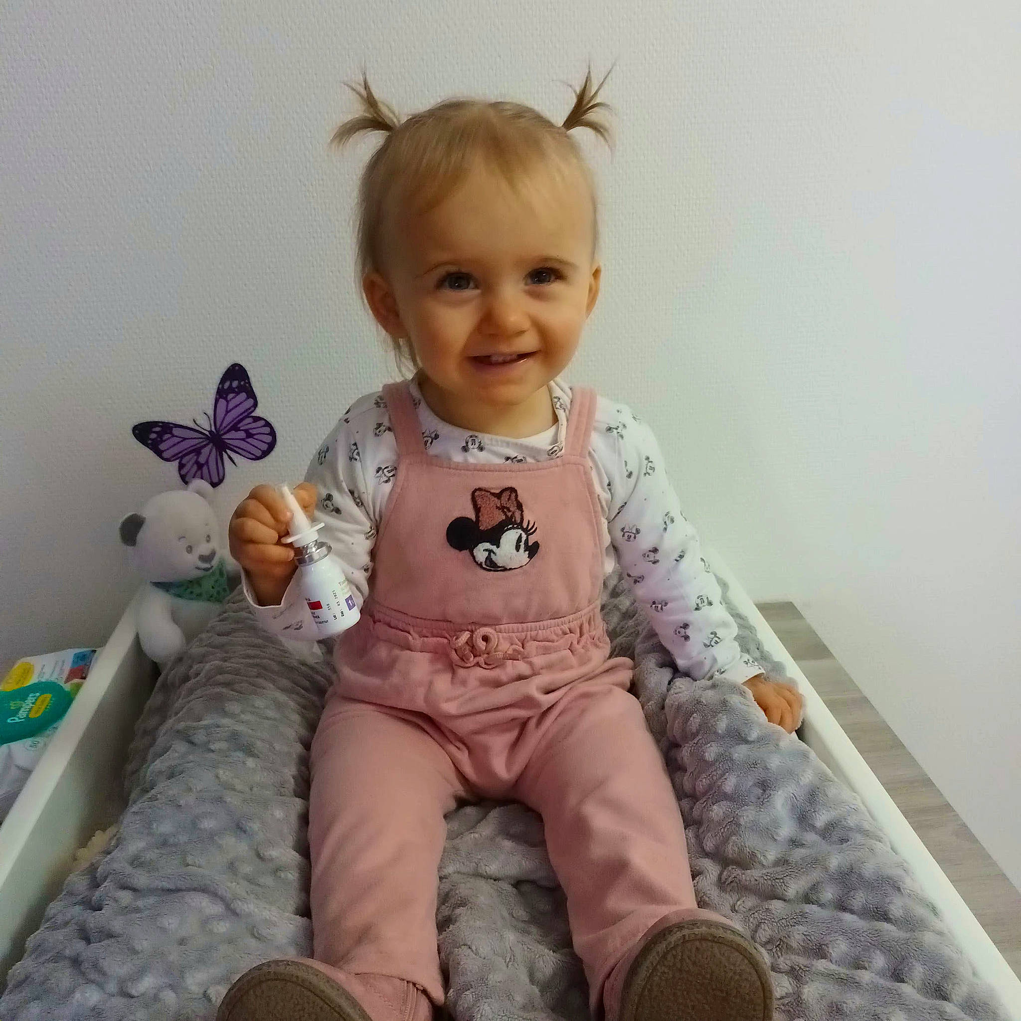 Soline participe au concours pour gagner de l'argent avec cette photo : baby, baby_toddler_clothing, butterfly, cheek, child, comfort, face, happy, head, iris, joy, pattern, person, pink, sitting, skin, sleeve, smile, t_shirt, thigh