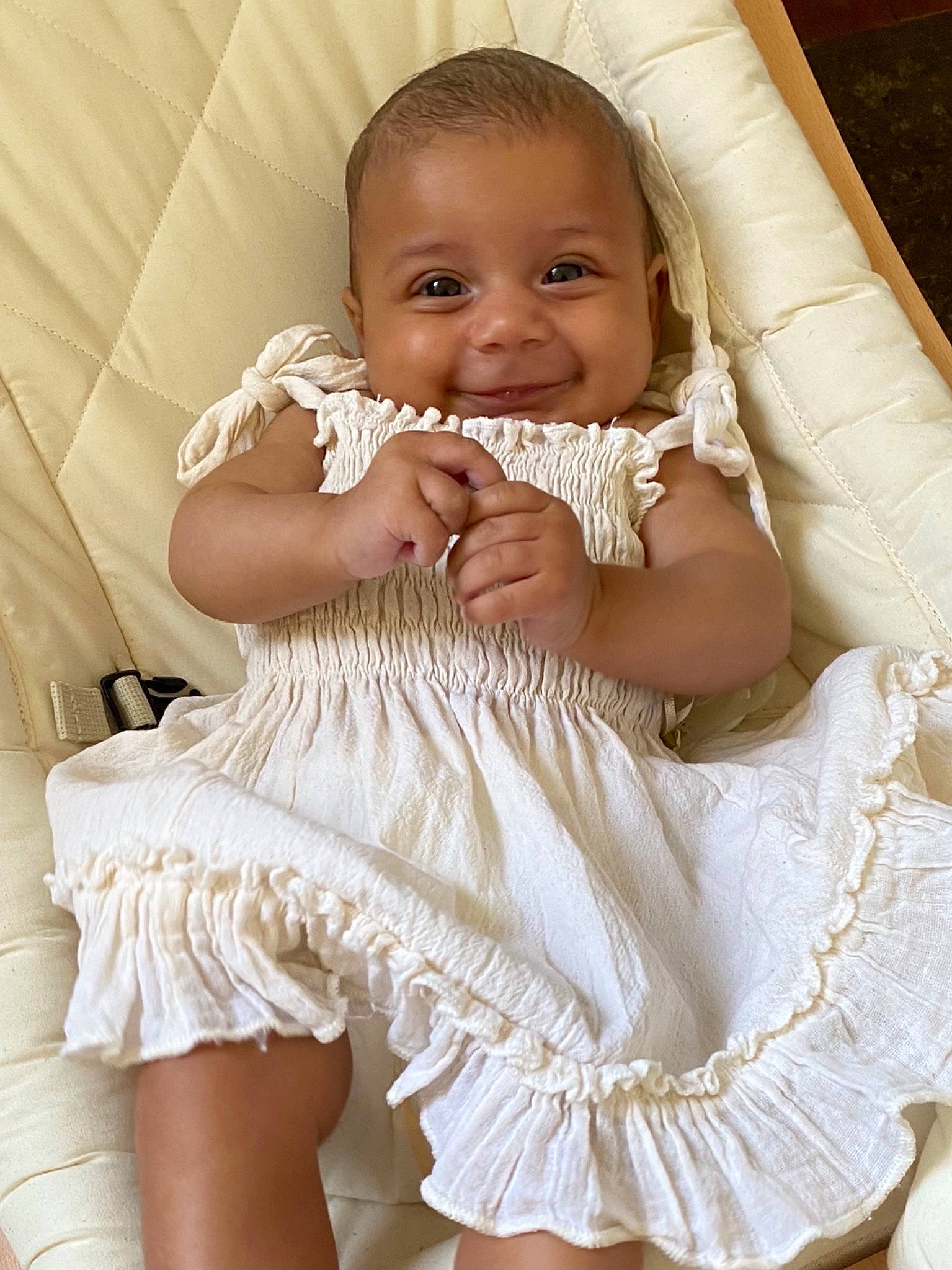 Naïa participe au concours pour gagner de l'argent avec cette photo : arm, baby, baby_toddler_clothing, comfort, day_dress, face, finger, flash_photography, happy, head, iris, joy, neck, person, pink, shoulder, skin, sleeve, smile, textile