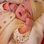 Lucía participe au concours pour gagner de l'argent avec cette photo : baby, infant, blanket, head_wrap, bow, clothing, cute, face, fist, sleepwear, warm, soft, patterned, pink, white, red, green, cozy, newborn, portrait