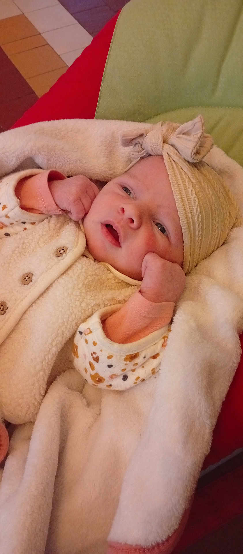 Lucía participe au concours pour gagner de l'argent avec cette photo : baby, infant, blanket, head_wrap, bow, clothing, cute, face, fist, sleepwear, warm, soft, patterned, pink, white, red, green, cozy, newborn, portrait