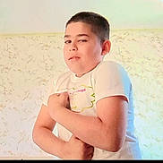 Boris participe au concours pour gagner de l'argent avec cette photo : arms, background, boy, casual, child, expression, face, fun, hand, indoor, light, mischievous, person, playful, portrait, pose, short_hair, wall, white_shirt, young