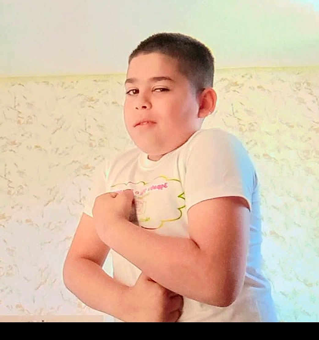 Boris participe au concours pour gagner de l'argent avec cette photo : arms, background, boy, casual, child, expression, face, fun, hand, indoor, light, mischievous, person, playful, portrait, pose, short_hair, wall, white_shirt, young