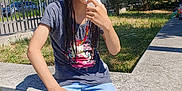 Divna a rejoint le concours — aidez-le/la à gagner de superbes lots ! blue_sky, casual_clothing, child, concrete, daytime, fence, grass, hand, jeans, outdoor, person, plastic_cup, playful, shadow, sitting, smiling, sunlight, trees, tshirt, wet_hair