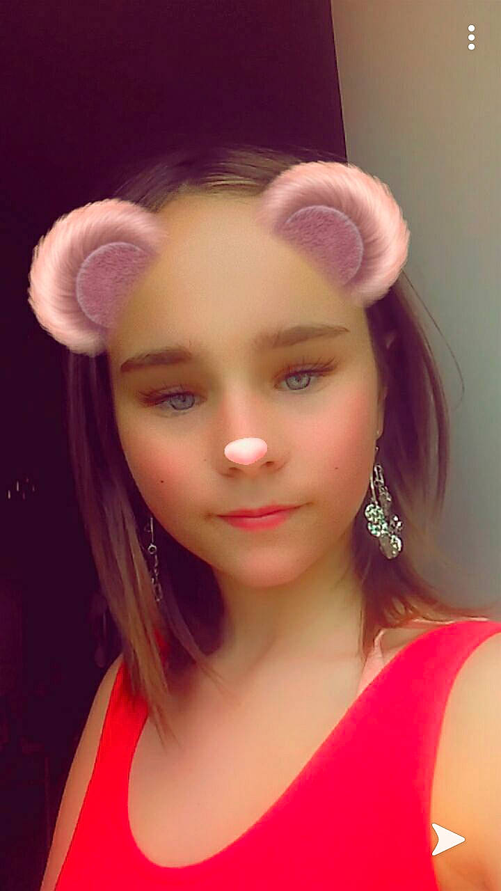 Louise a rejoint le concours — aidez-le/la à gagner de superbes lots ! beauty, blond, cheek, chin, ear, eye, eyebrow, eyelash, face, forehead, hair, hairstyle, hat, head, headgear, lip, long_hair, nose, person, pink