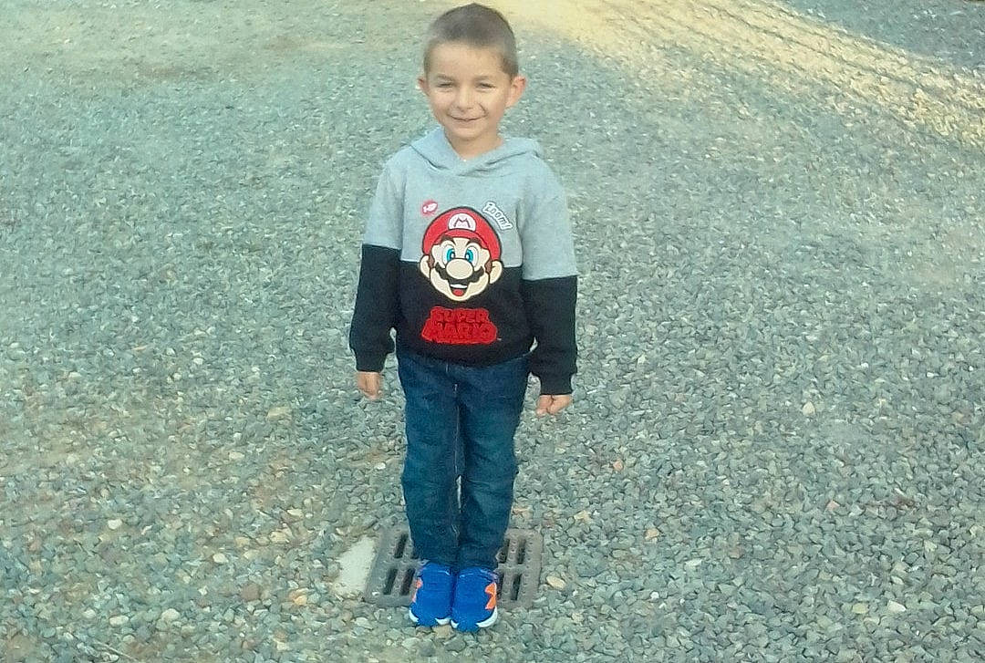 Gabin a rejoint le concours — aidez-le/la à gagner de superbes lots ! asphalt, child, cool, fun, happy, joy, person, play, smile, standing, t_shirt, toddler, vacation