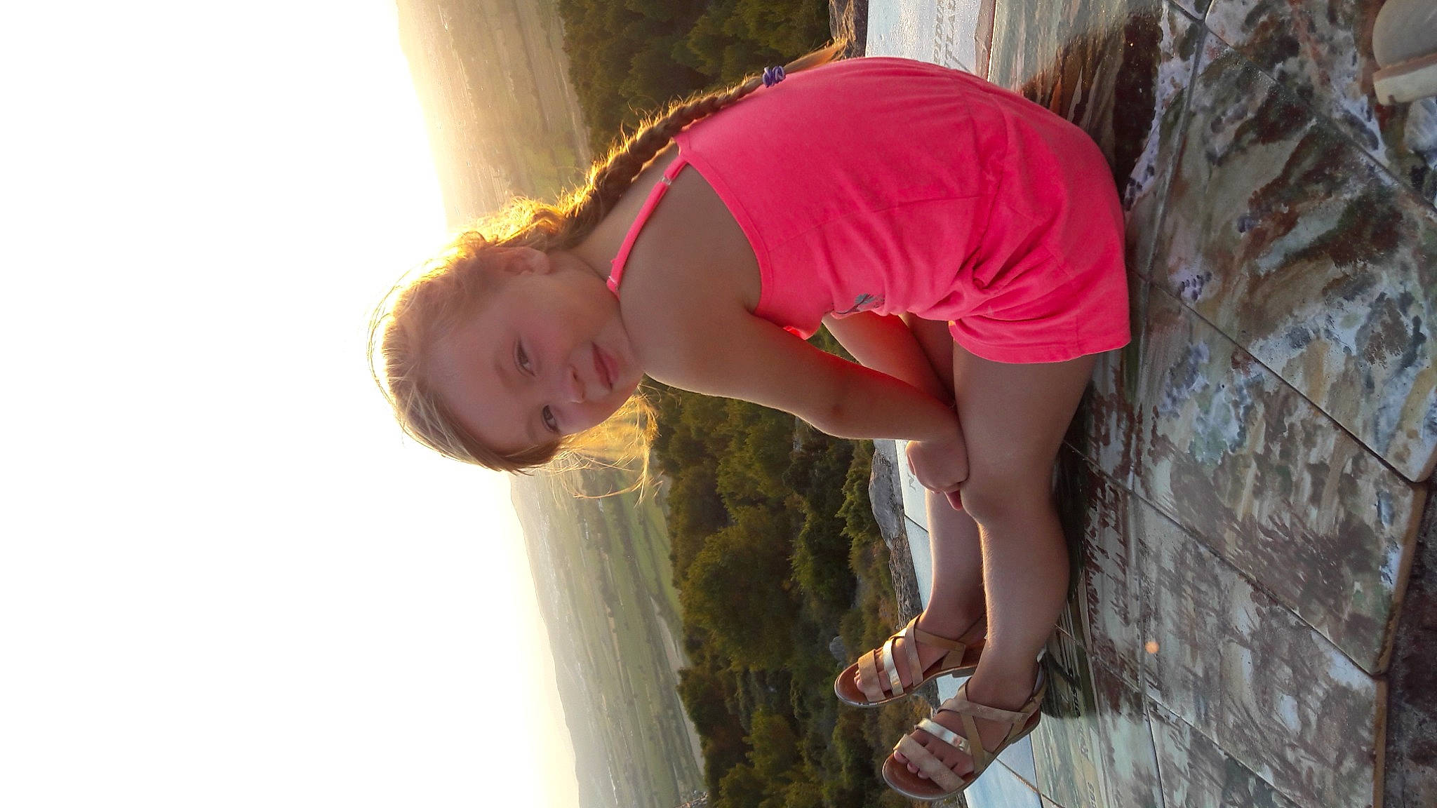 Zya a rejoint le concours — aidez-le/la à gagner de superbes lots ! child, elbow, flash_photography, fun, grass, happy, human_leg, joint, joy, leg, leisure, people_in_nature, person, plant, skin, sky, thigh, toddler, tree, trunk