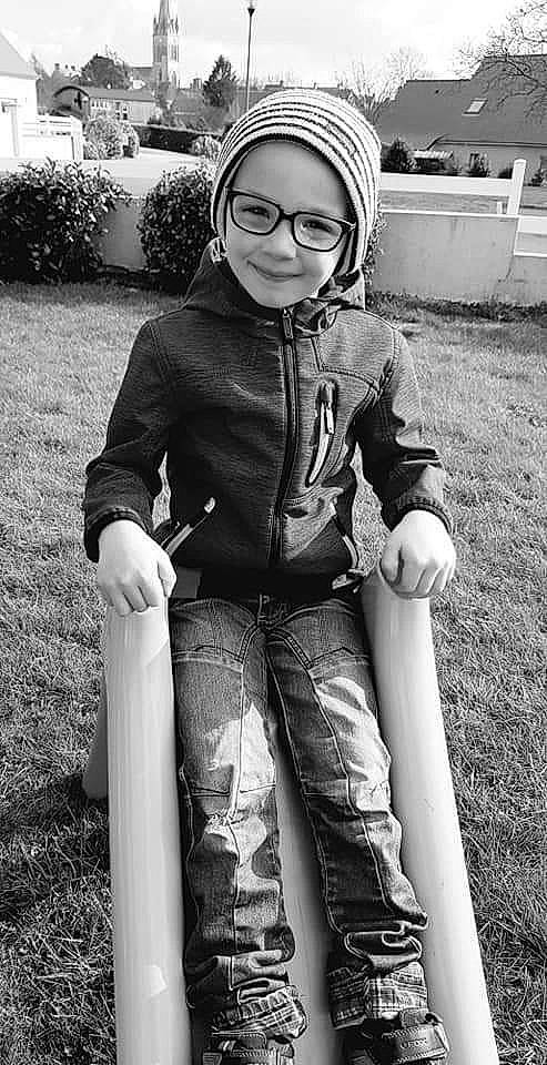 Jeydon a rejoint le concours — aidez-le/la à gagner de superbes lots ! black_and_white, child, fun, glasses, headgear, headwear, jacket, jeans, joy, leg, monochrome, monochrome_photography, outerwear, person, personal_protective_equipment, photograph, photography, sitting, smile, snapshot