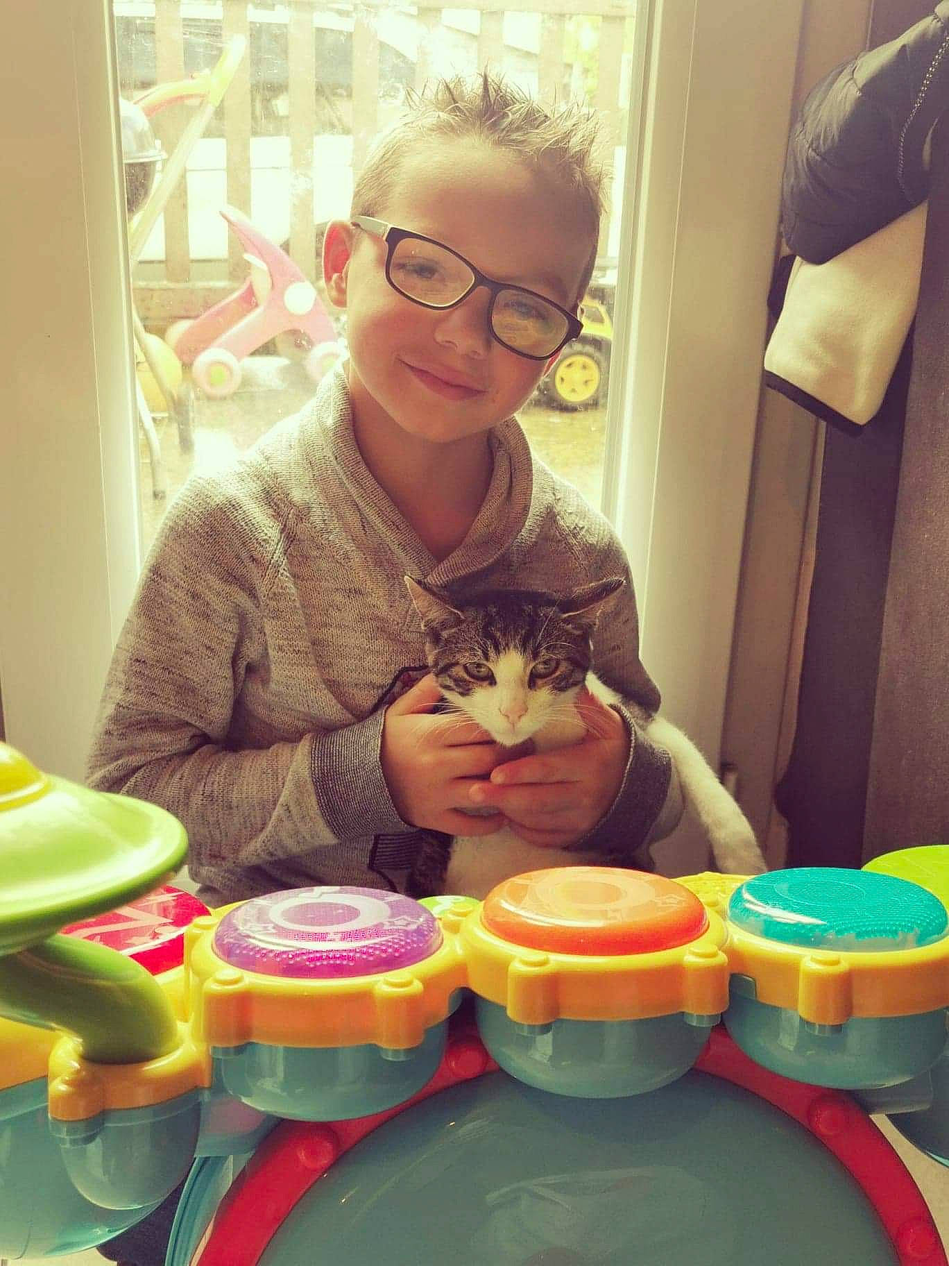 Jeydon participe au concours pour gagner de l'argent avec cette photo : child, food, person, play, toddler