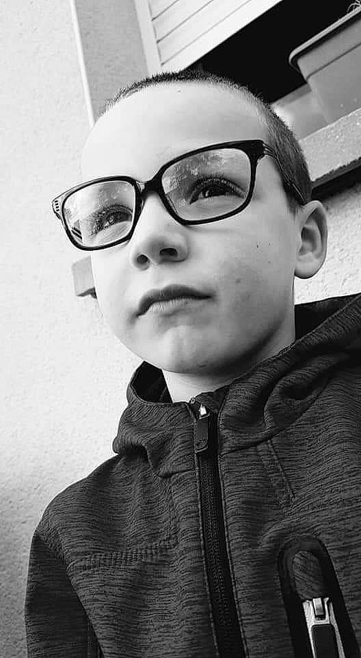 Jeydon a rejoint le concours — aidez-le/la à gagner de superbes lots ! black, black_and_white, chin, cool, eye_glass_accessory, eyewear, face, forehead, glasses, head, headwear, monochrome, person, photography, selfie, smile, style, sunglasses, vision_care, white