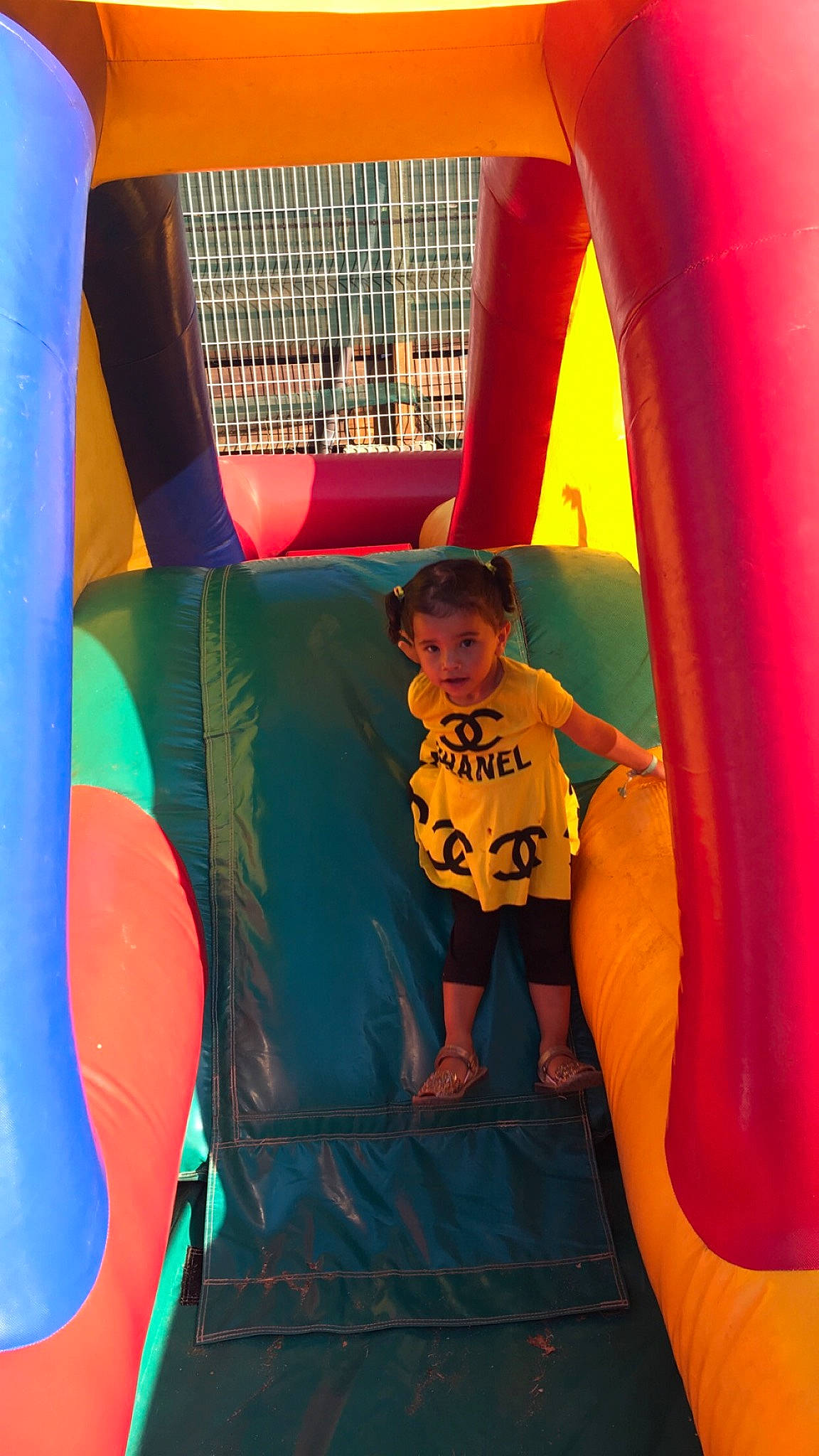 Liya participe au concours pour gagner de l'argent avec cette photo : bounce_house, child, fun, games, inflatable, leisure, outdoor_play_equipment, person, play, playground, public_space, recreation, yellow