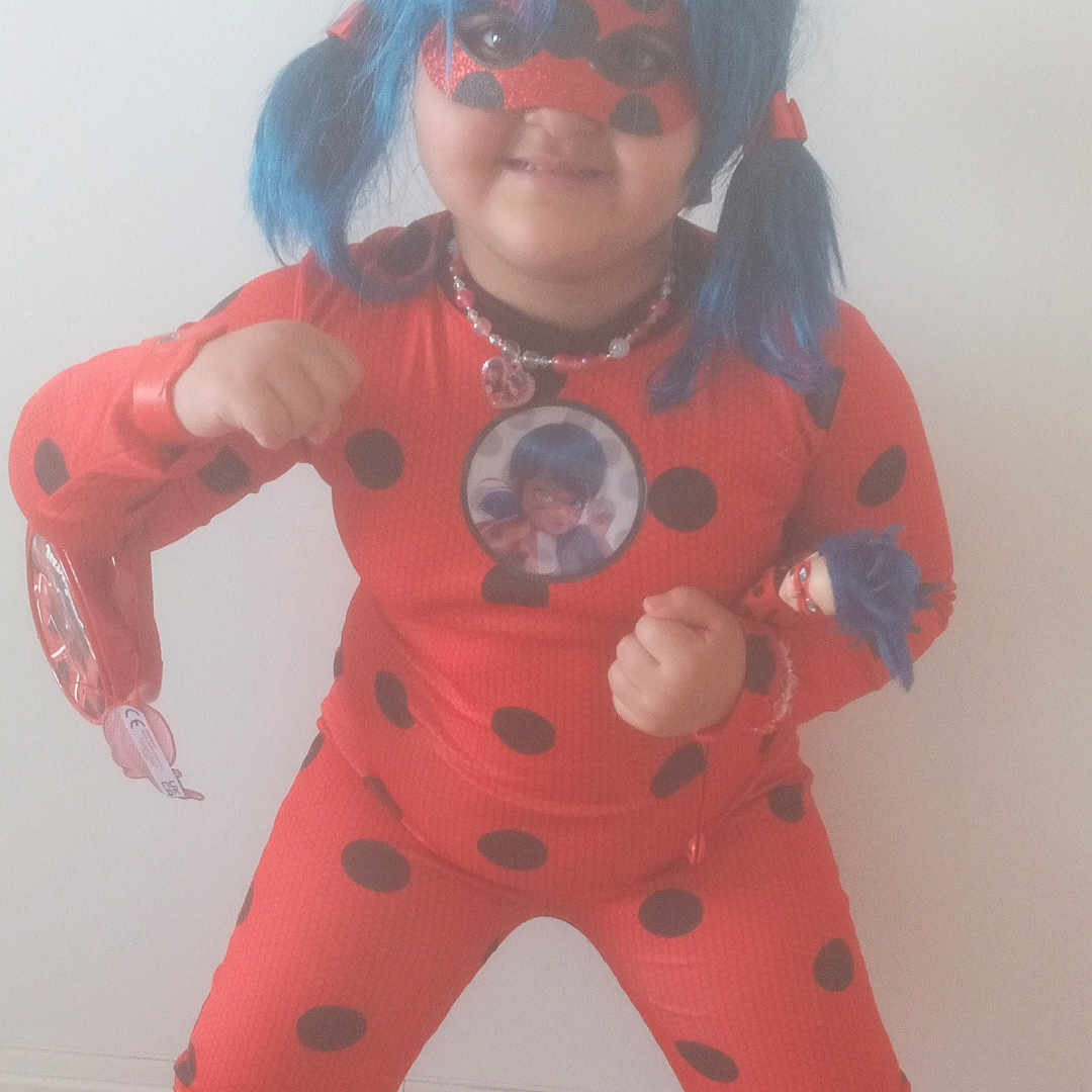 Alina participe au concours pour gagner de l'argent avec cette photo : accessories, baby, bodypart, clothing, clown, costume, face, finger, glasses, hair, hand, head, pajamas, pants, pattern, performer, person, photography, portrait, wig