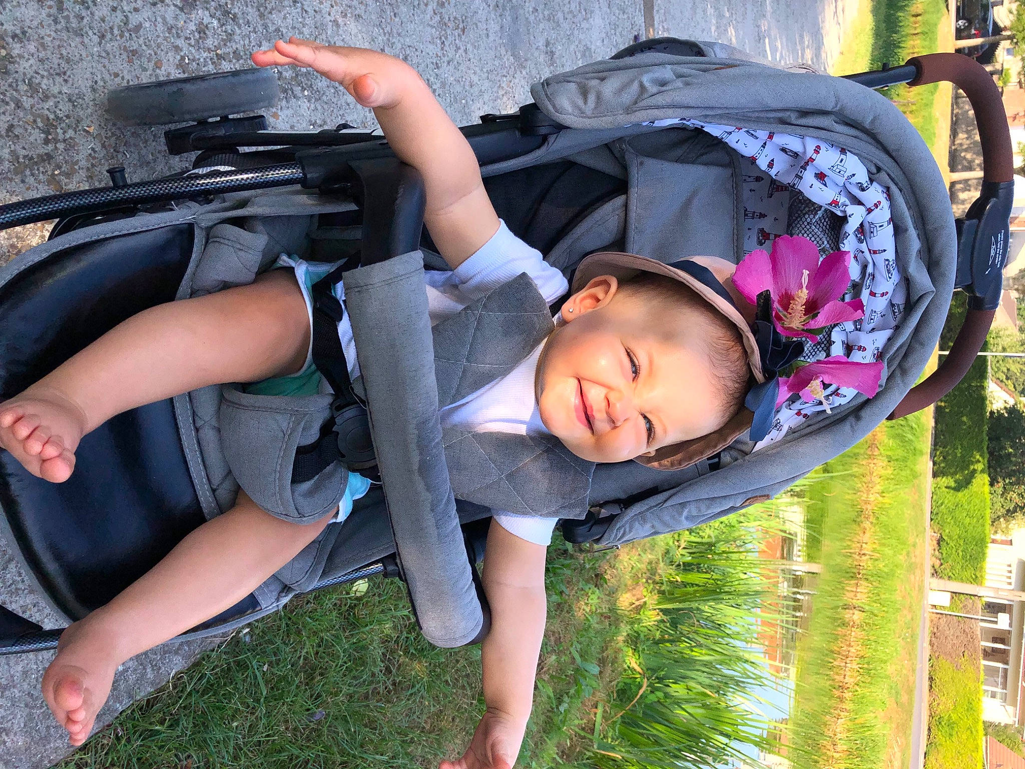 Cataleya a rejoint le concours — aidez-le/la à gagner de superbes lots ! auto_part, automotive_design, automotive_exterior, baby_carriage, baby_products, beauty, bumper, child, cool, fun, grass, happy, joy, leisure, person, plant, product, recreation, smile, toddler